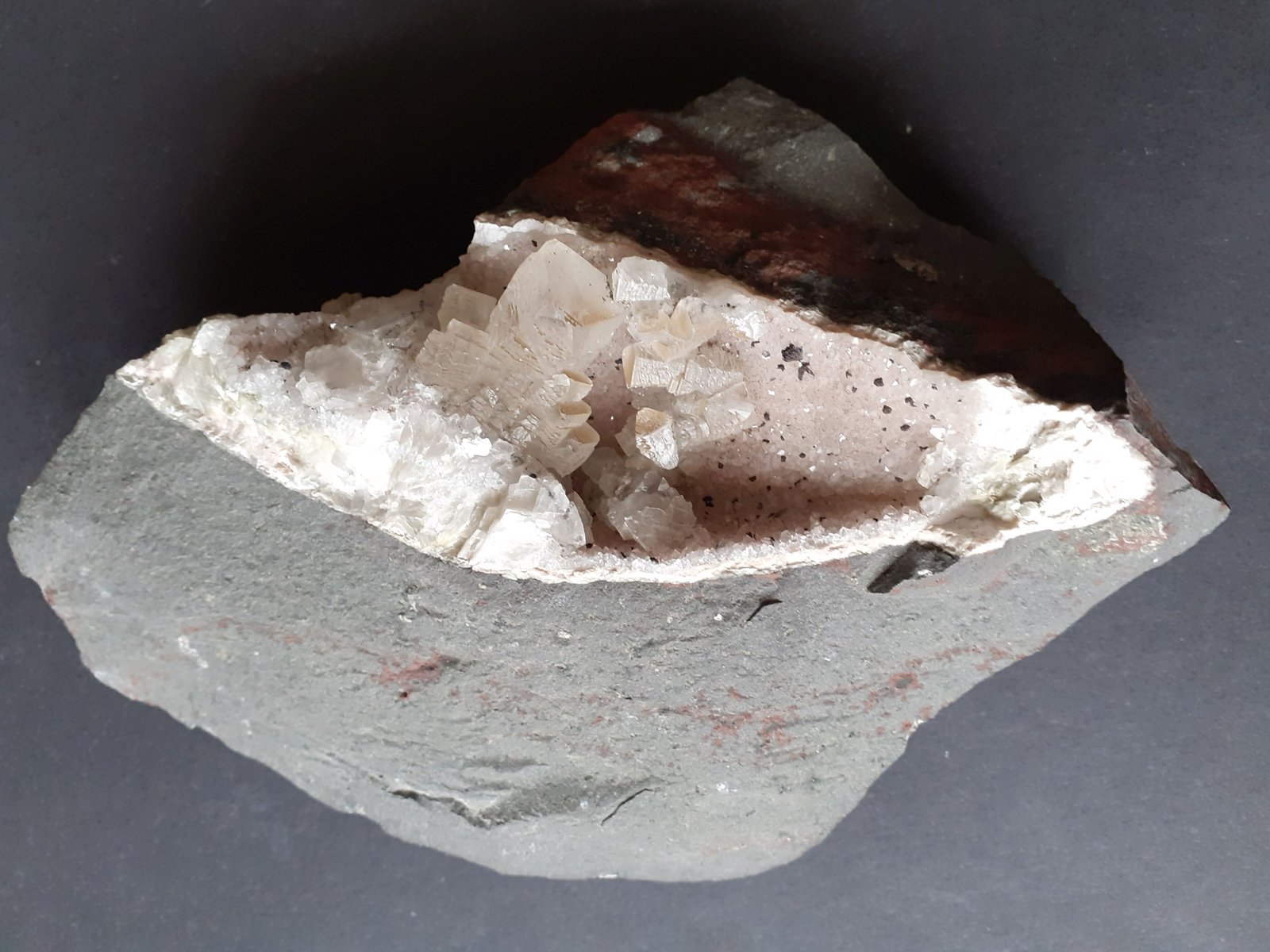 Calcite, Quartz, Goethite
16 x 11 cm
(Autor: Volkmar Stingl)