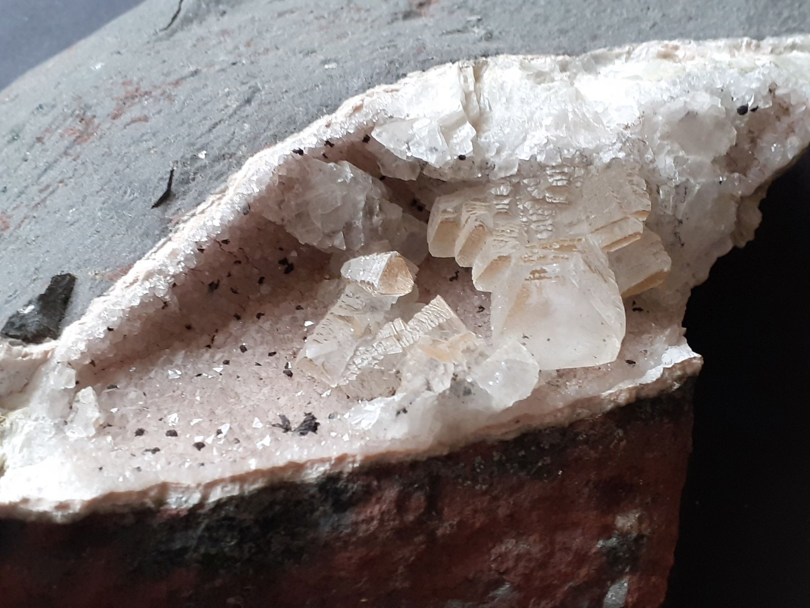 Calcite, Quartz, Goethite
16 x 11 cm
(Autor: Volkmar Stingl)