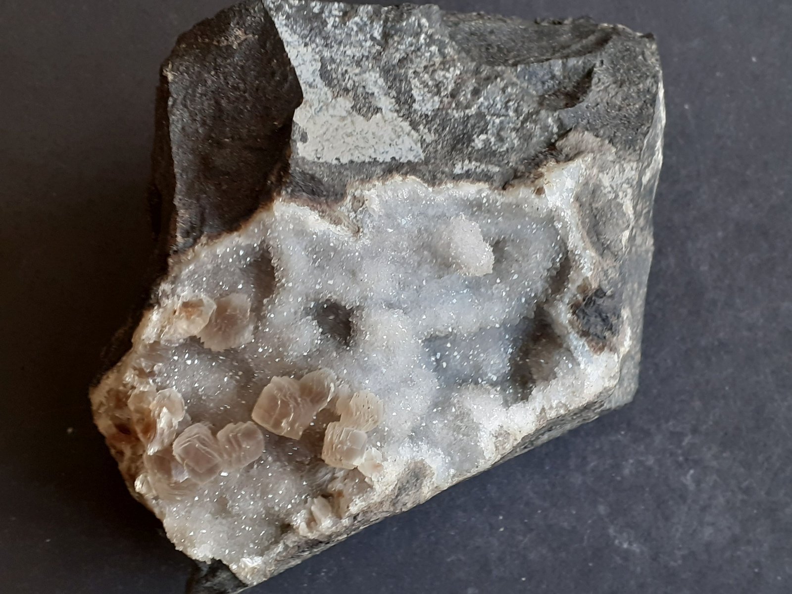 Calcite, Quartz
10 x 7 cm
(Autor: Volkmar Stingl)