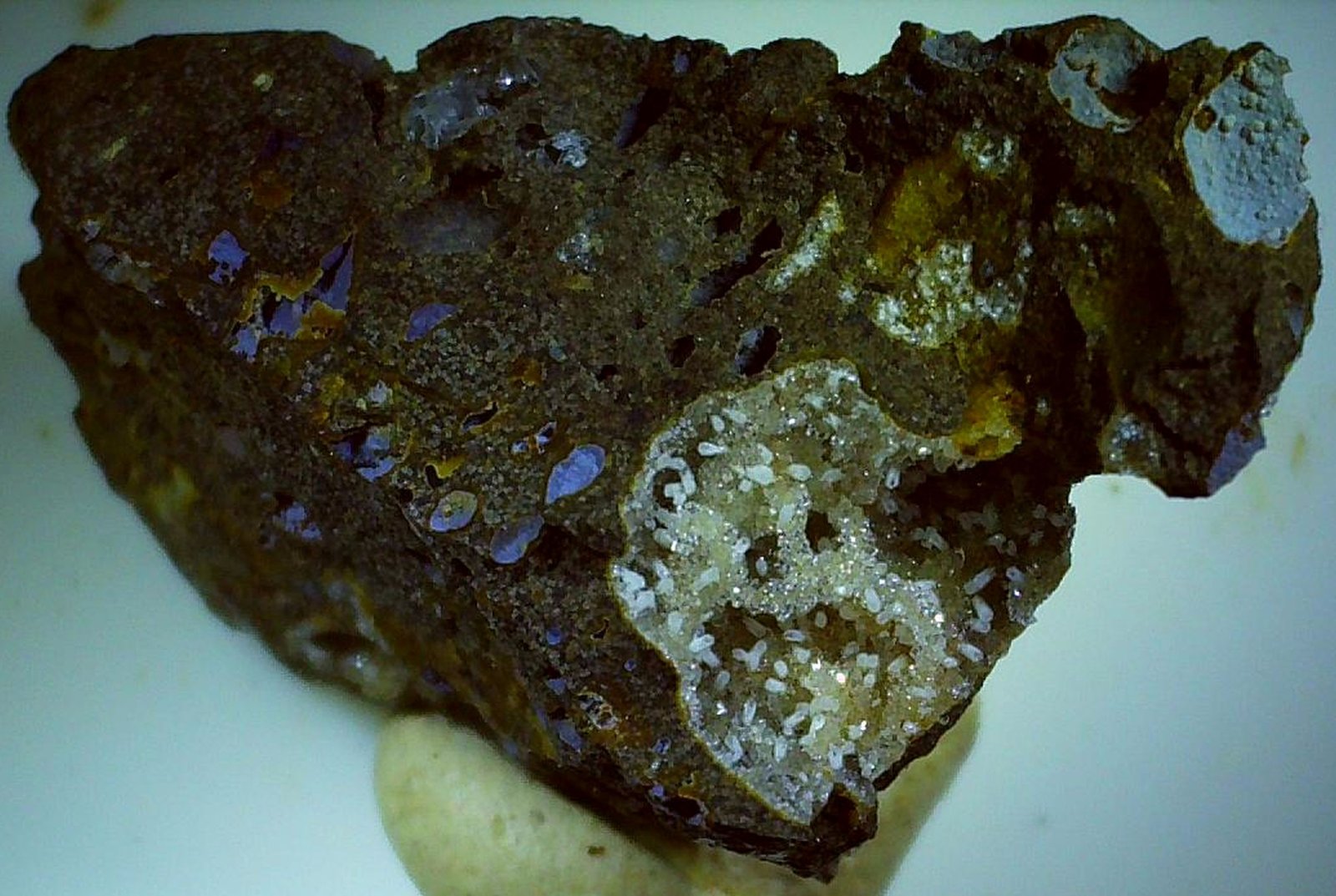 'Phillipsite', Chabazite-Ca
2,5 x 1,5 cm
(Autor: Volkmar Stingl)