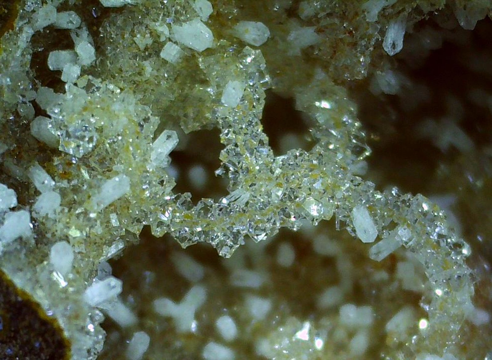 'Phillipsite', Chabazite-Ca
2,5 x 1,5 cm
(Autor: Volkmar Stingl)