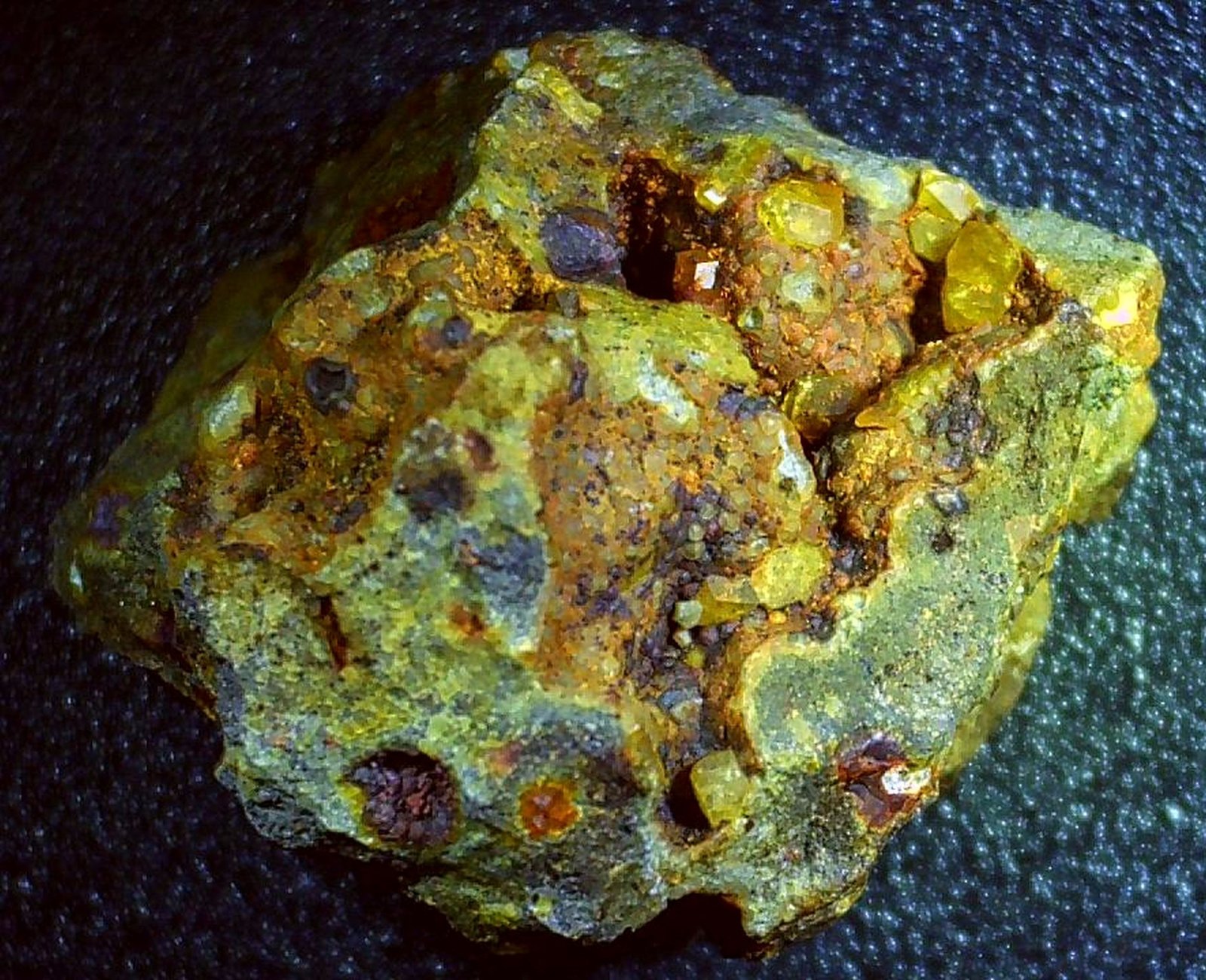 Paulingite
1,5 x 1,3 cm
(Autor: Volkmar Stingl)