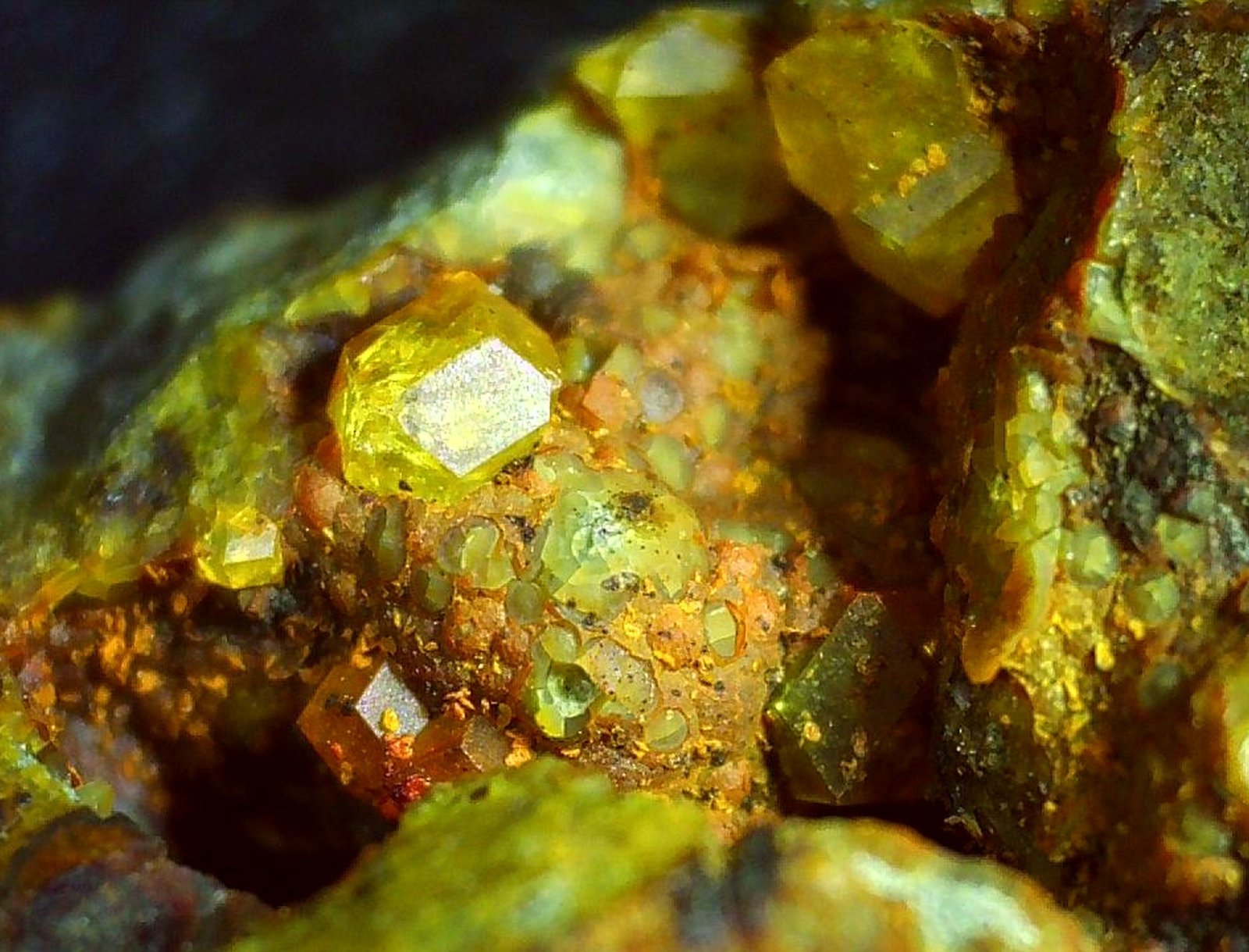 Paulingite
1,5 x 1,3 cm
(Autor: Volkmar Stingl)