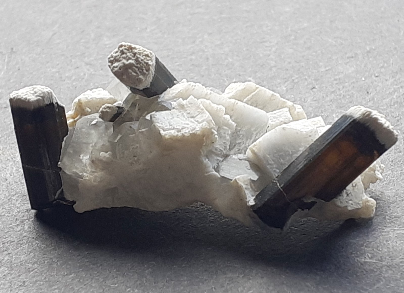 Elbaite, Microcline, Quartz
4,5 x 2 cm
(Autor: Volkmar Stingl)