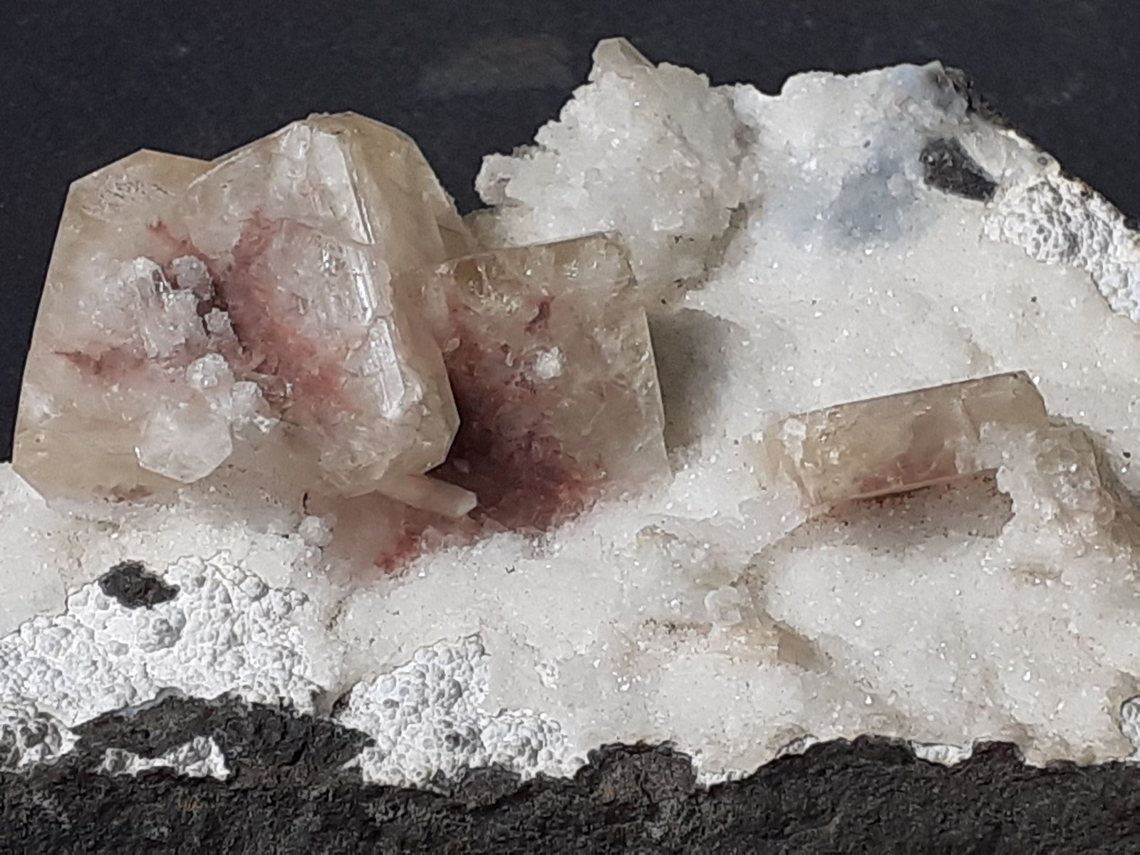 Apophyllite (Group), Stilbite (Group), Quartz
9,5 x 7 cm
(Autor: Volkmar Stingl)