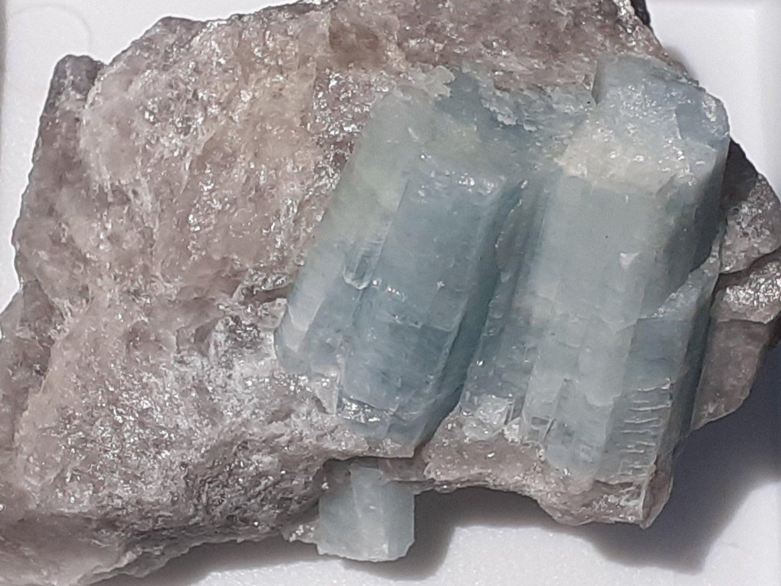 Beryl (variety aquamarine)
3 x 2,2 cm
(Autor: Volkmar Stingl)