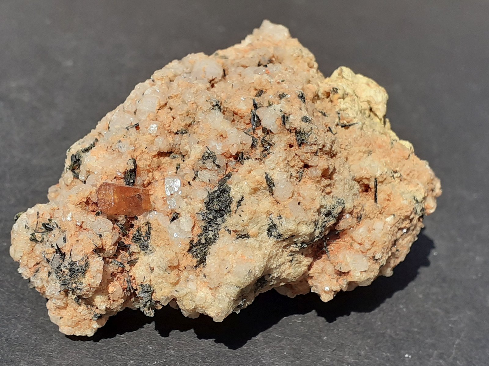 Bastnäsite-(Ce)
6 x 4 cm
(Autor: Volkmar Stingl)