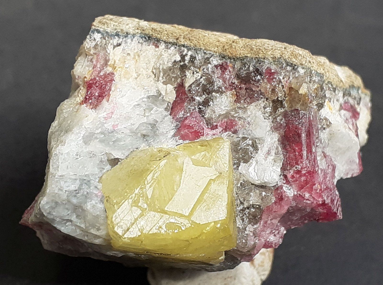 Rhodizite, Rubellite
3 x 3 cm
(Autor: Volkmar Stingl)