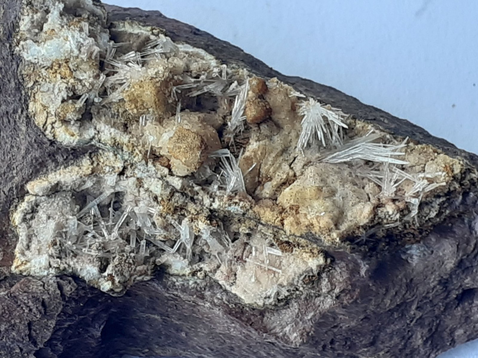 Aragonite, Magnesite
FoV ca. 3 x 2 cm
(Autor: Volkmar Stingl)