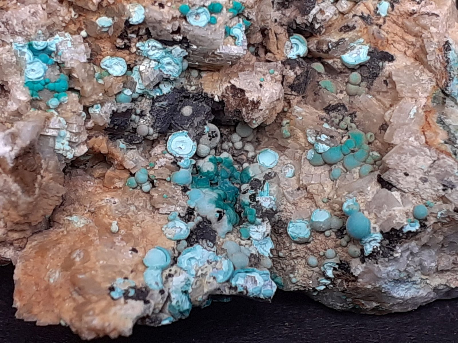 Theisite, Malachite, Dolomite
7,5 x 4 cm
(Autor: Volkmar Stingl)