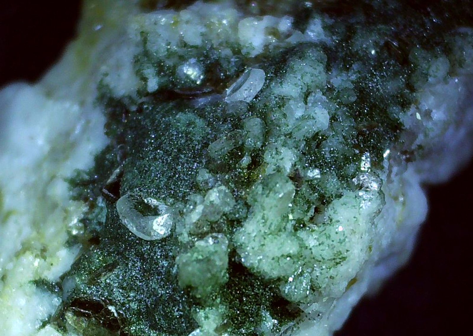 Apatite
FoV ca. 2 x 1,5 cm
(Autor: Volkmar Stingl)