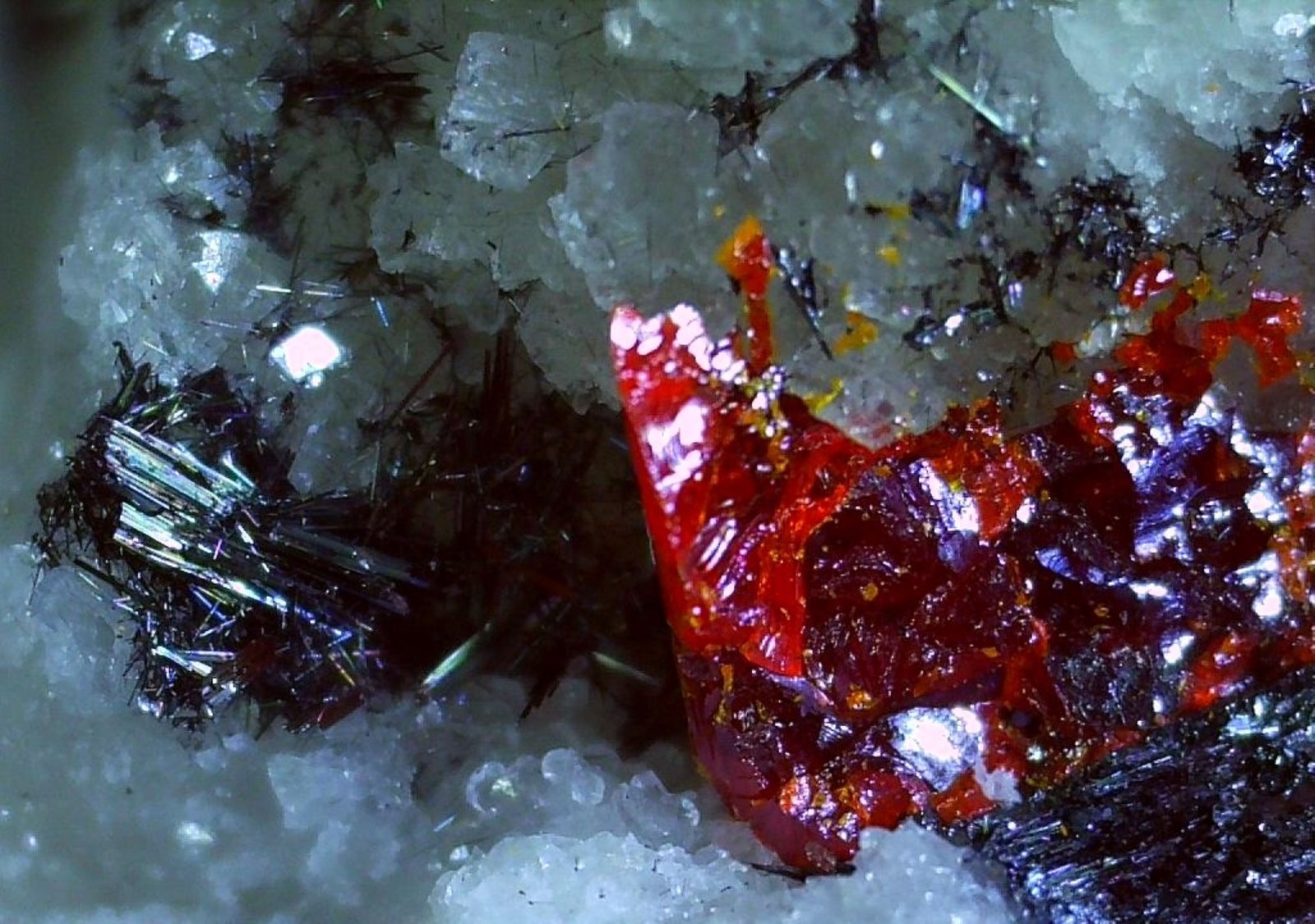 Dufrenoysite, Realgar
6 x 4 mm
(Autor: Volkmar Stingl)