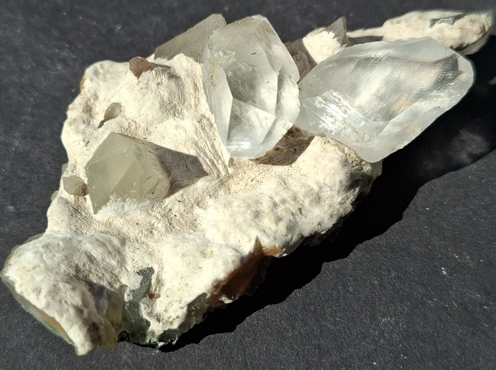 Calcite on Mordenite
8 x 4.5 cm
(Autor: Volkmar Stingl)