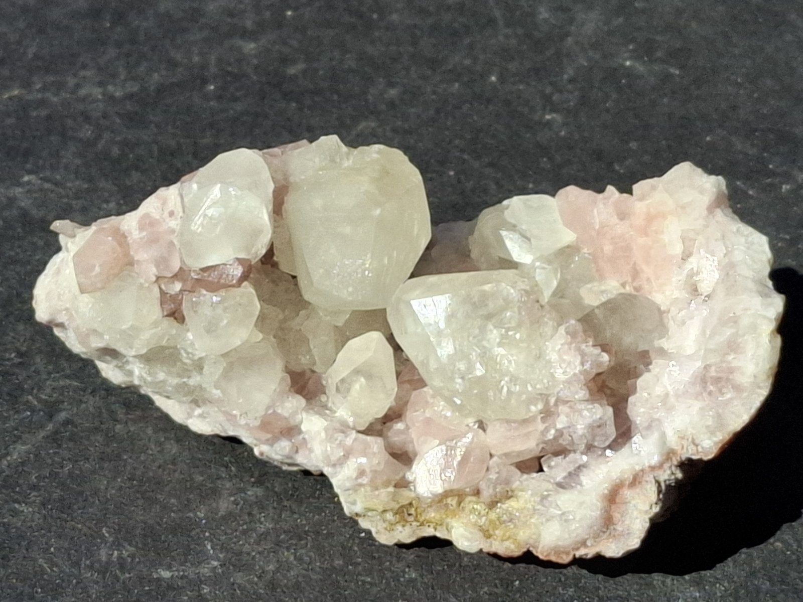 Calcite on Quartz (variety "pink Amethyst")
5.5 x 3 cm
(Autor: Volkmar Stingl)