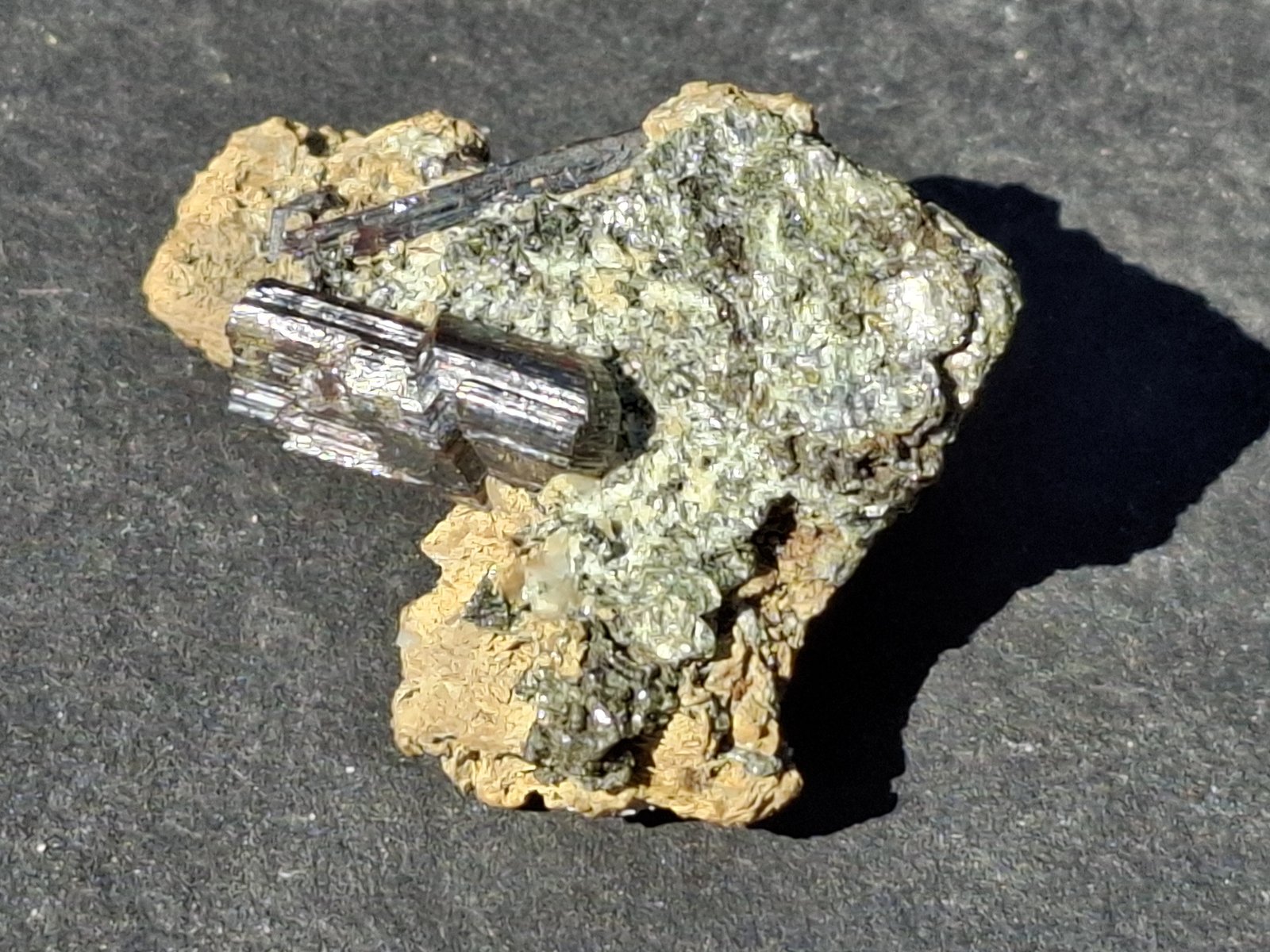 Rutile
3x2,5 cm
(Autor: Volkmar Stingl)