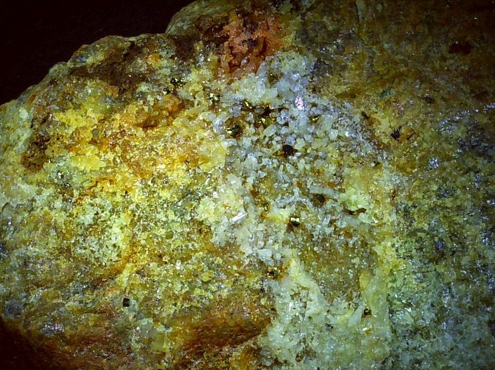Chalcopyrite, Quartz
7 x 6 cm
(Autor: Volkmar Stingl)