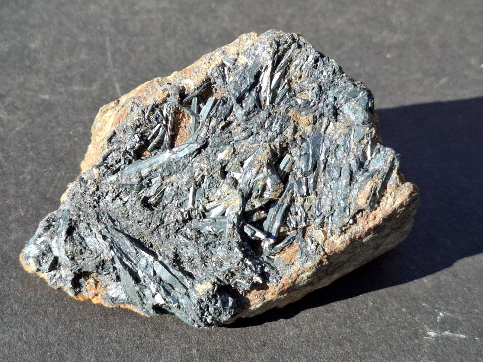 Stibnite
7 x 4 cm
(Autor: Volkmar Stingl)