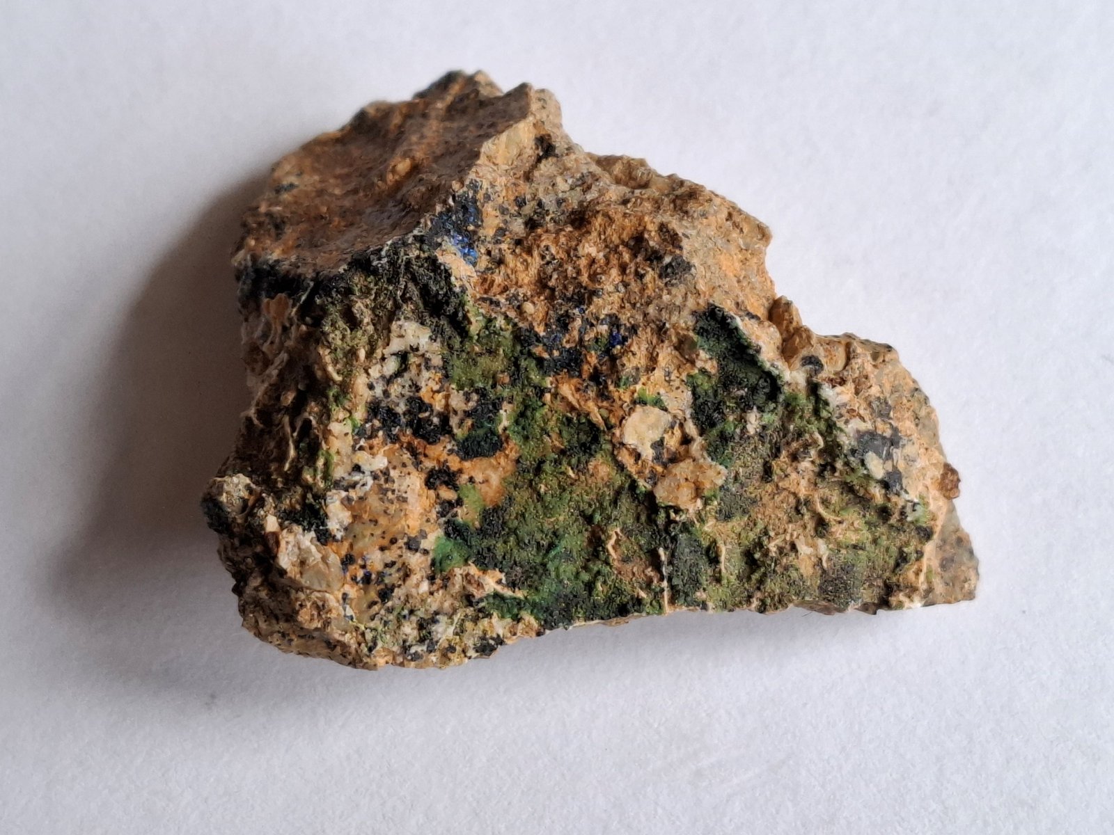 Zincolivenite, Azurite, Romanechite
5,5 x 3,5 cm
(Autor: Volkmar Stingl)
