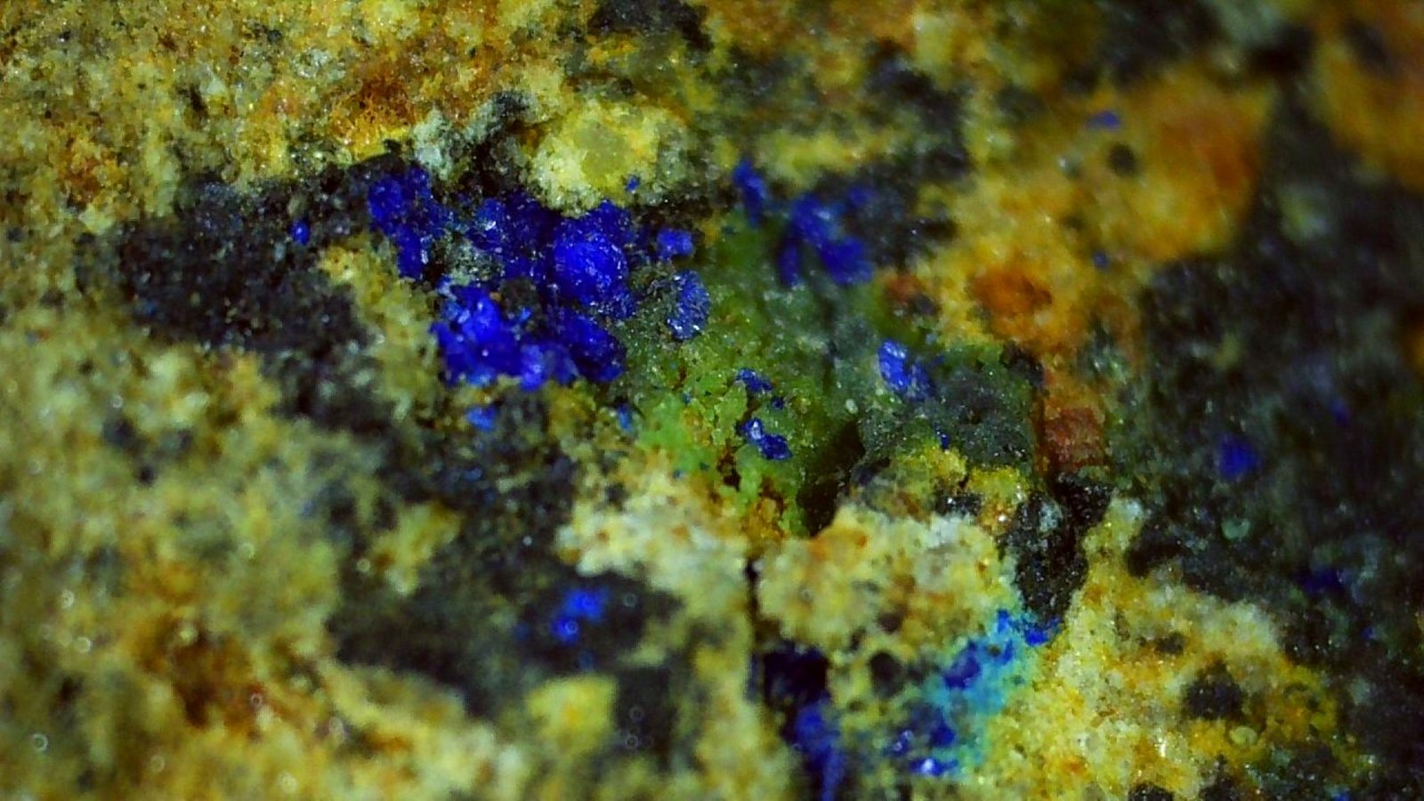 Azurite, Zincolivenite, Romanechite
5,5 x 3,5 cm
(Autor: Volkmar Stingl)