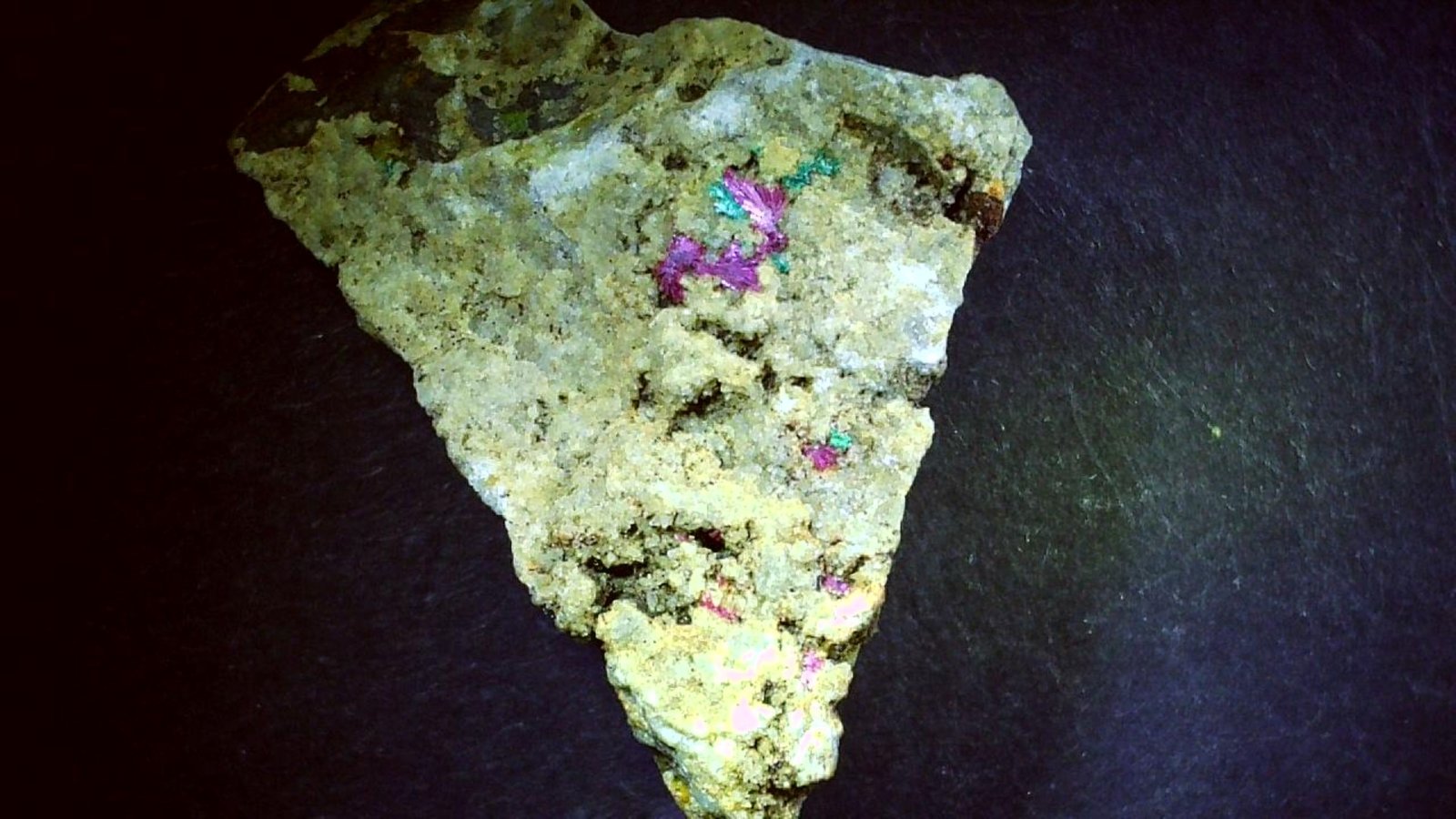Erythrite, Tirolite
2,5 x 2 cm
(Autor: Volkmar Stingl)