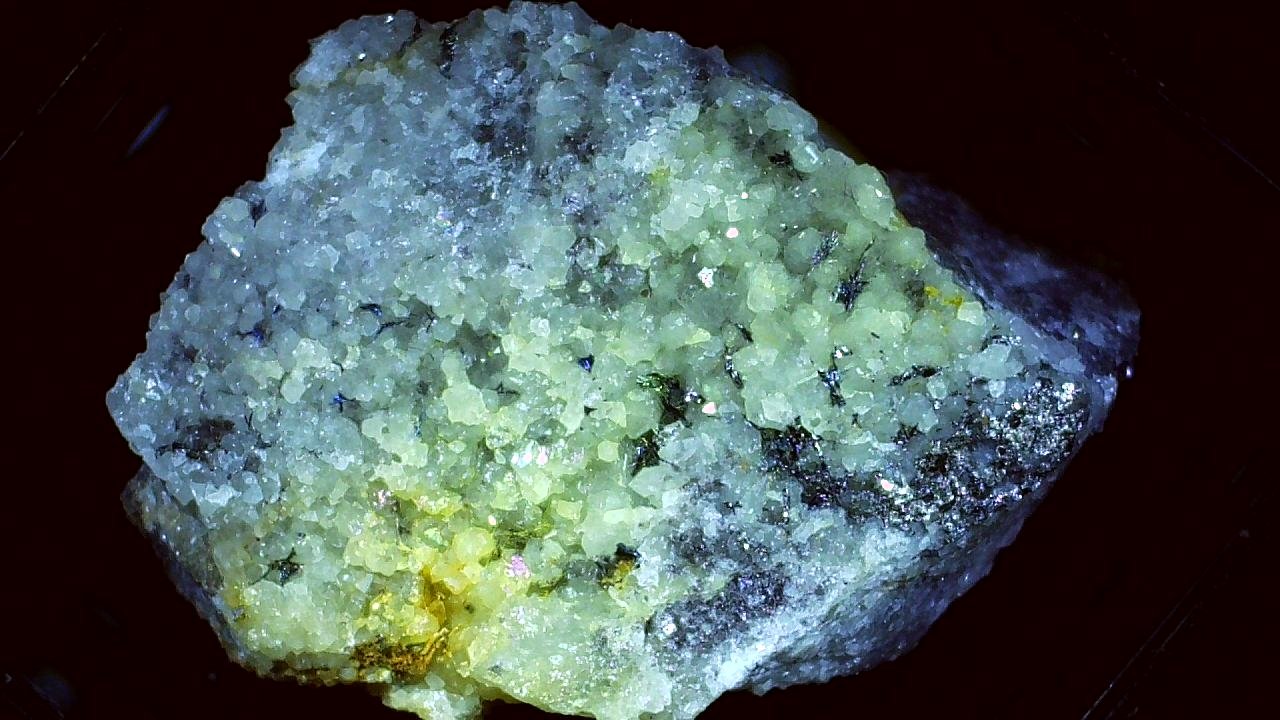 Berthierite, Quartz
2 x 1,5 cm
(Autor: Volkmar Stingl)