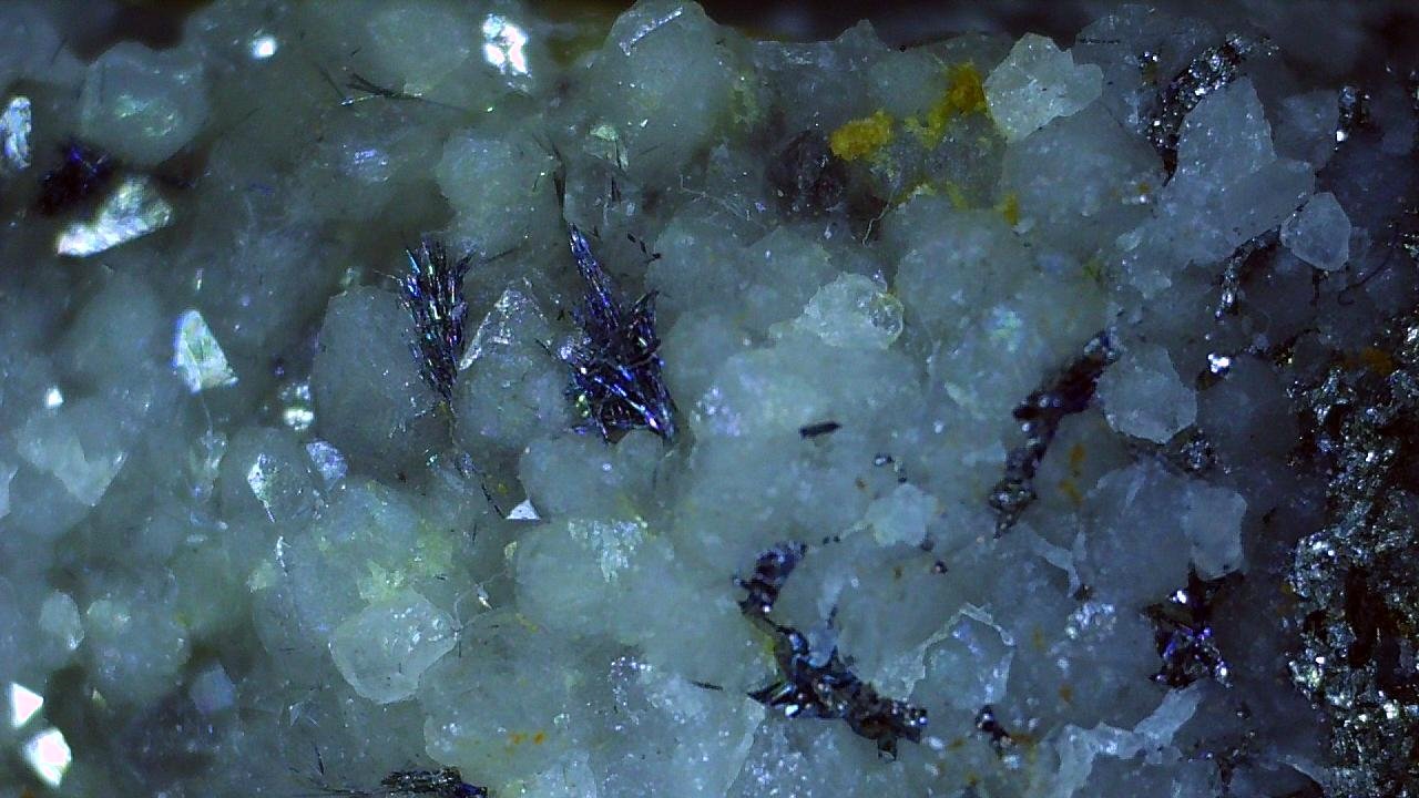 Berthierite, Quartz
2 x 1,5 cm
(Autor: Volkmar Stingl)
