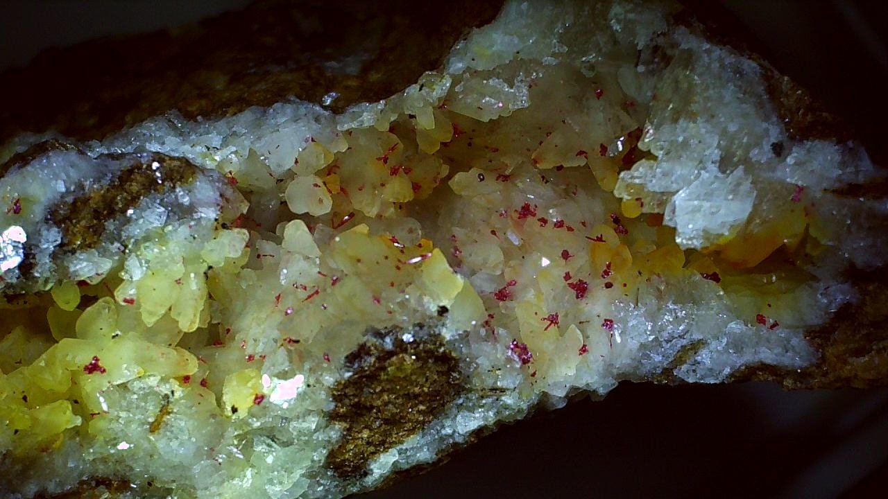 Cinnabar, Dolomite
3,5 x 2 cm
(Autor: Volkmar Stingl)