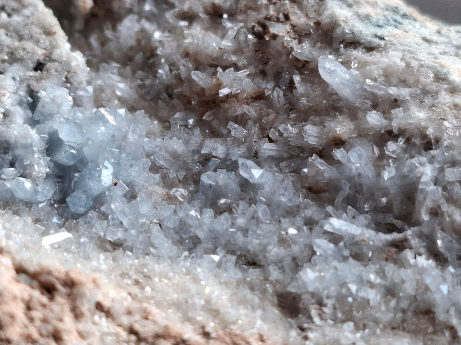 Celestine
11 x 6 cm
(Autor: Volkmar Stingl)