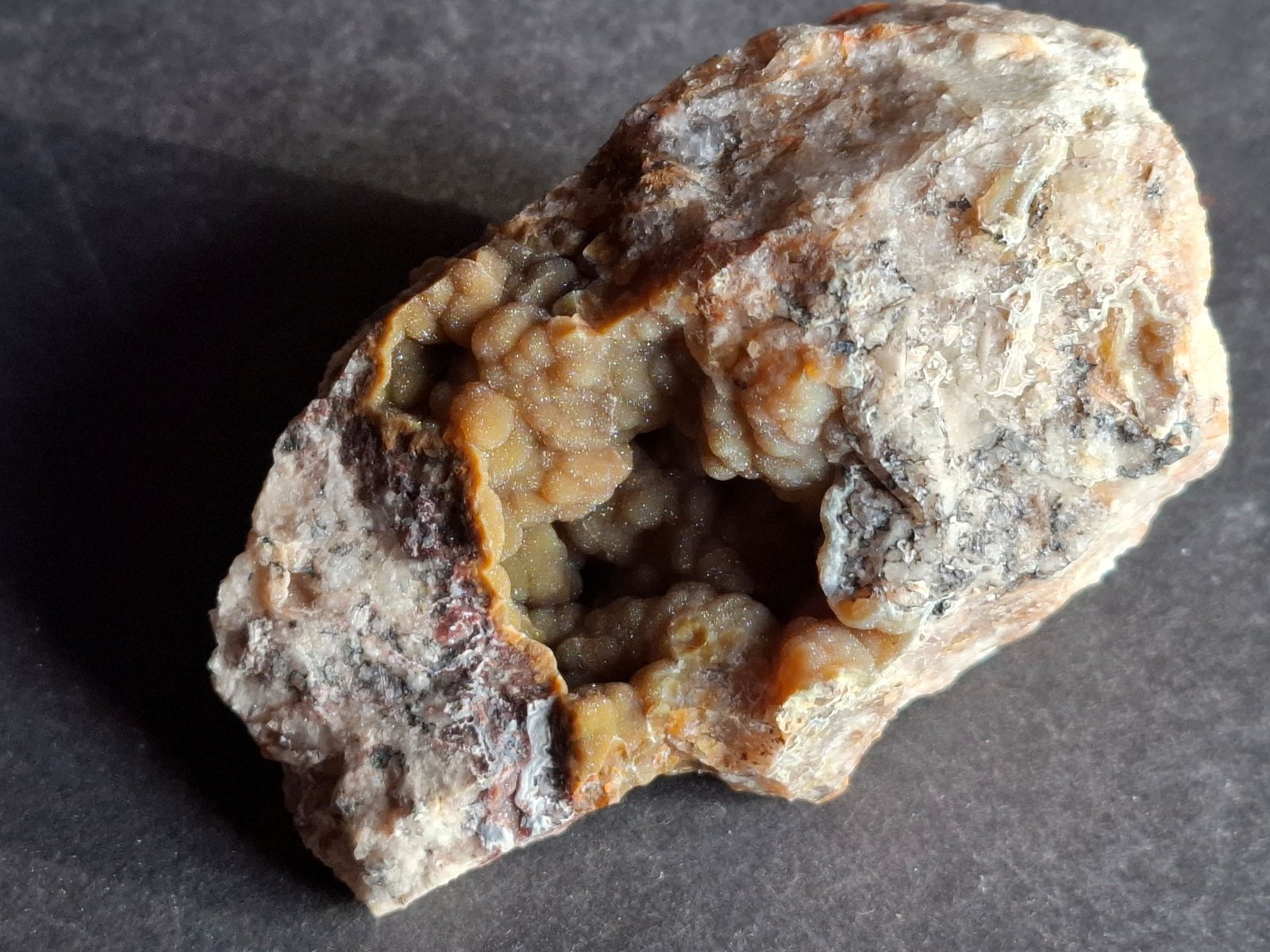 Quartz (variety Chalcedony)
8 x 5 cm
(Autor: Volkmar Stingl)