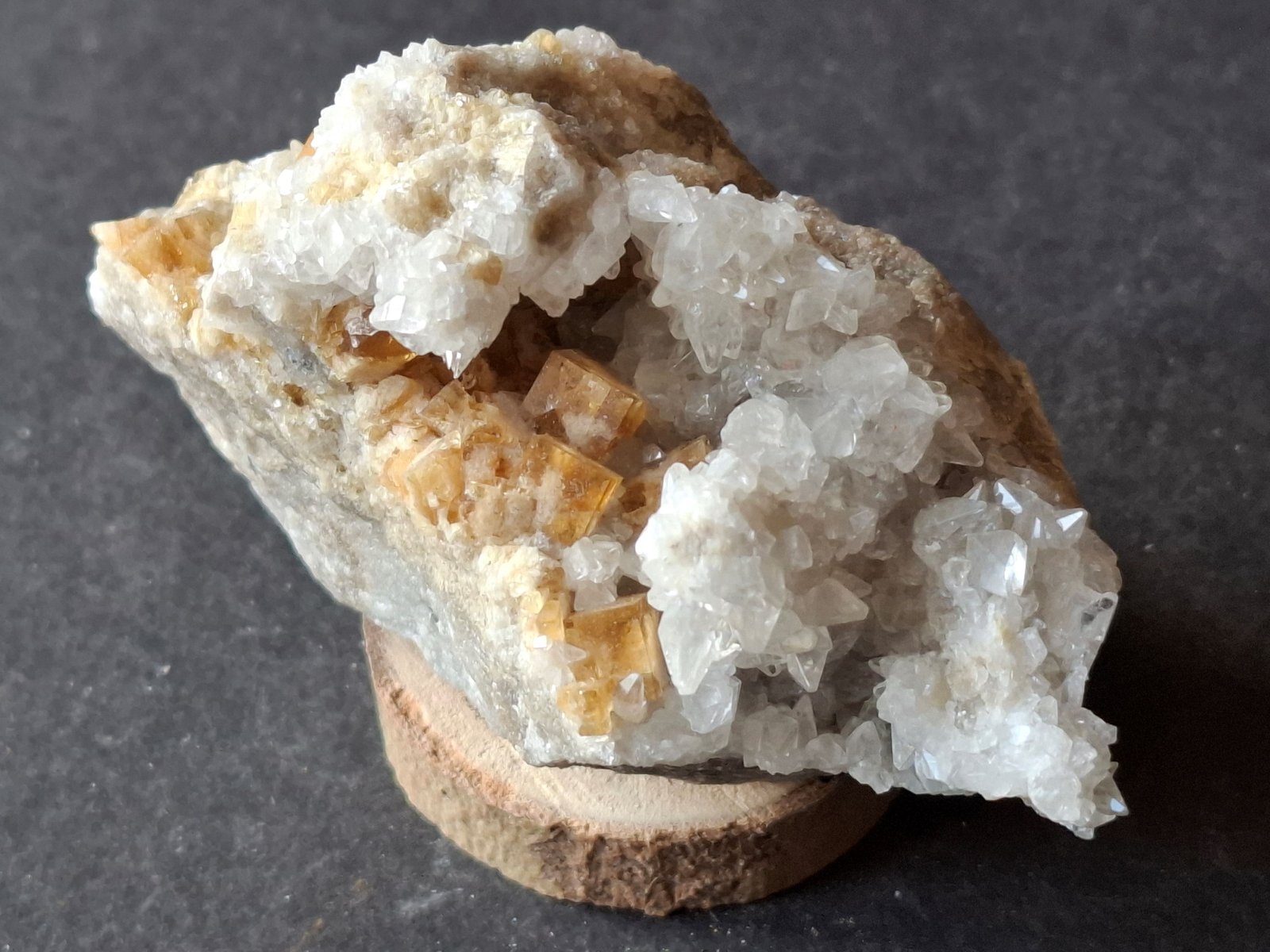 Fluorite, Calcite
7,5 x 4 cm
(Autor: Volkmar Stingl)