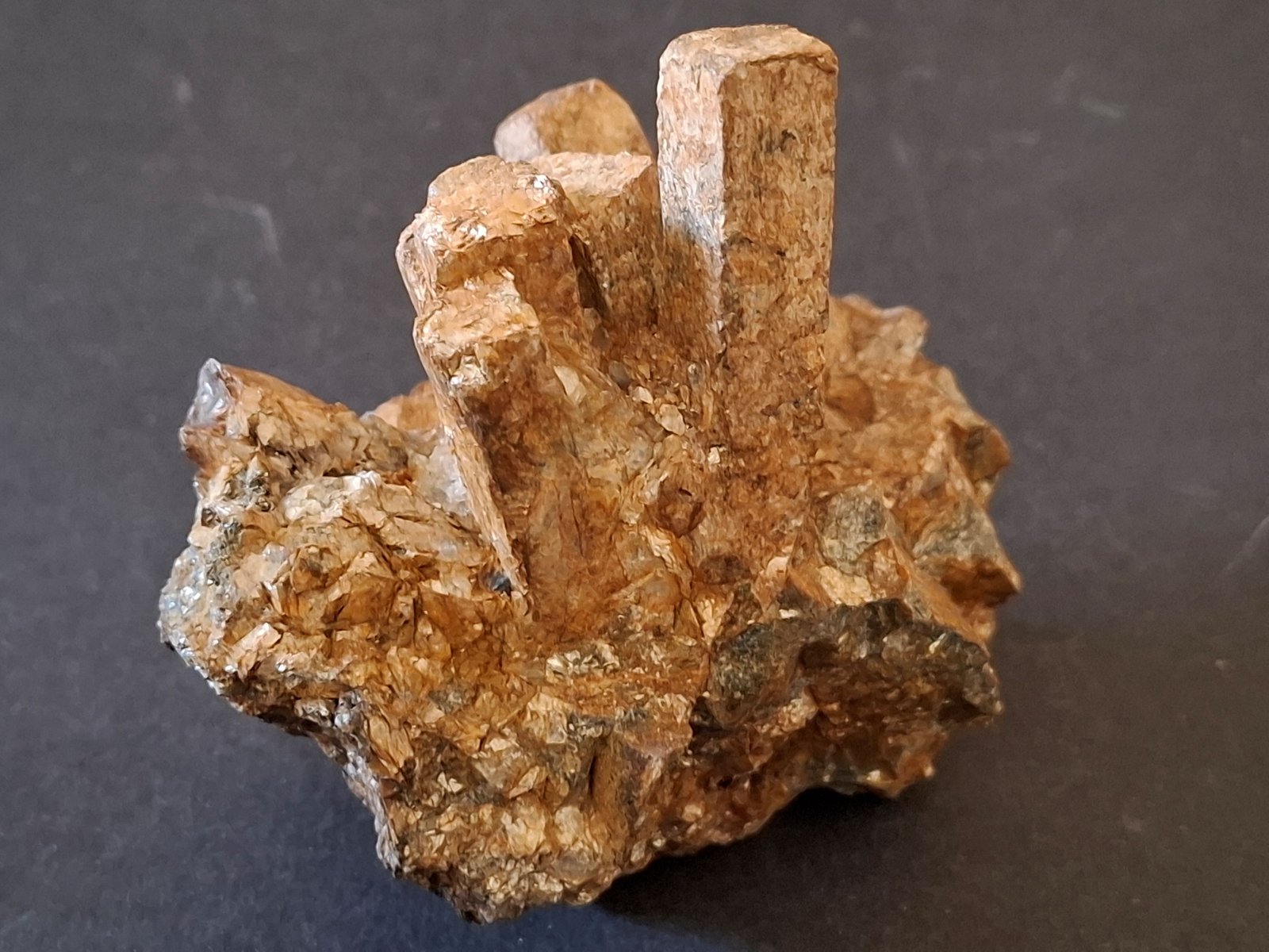 Muscovite after Andalusite (variety pinite)
8,5 x 7,5 cm
(Autor: Volkmar Stingl)