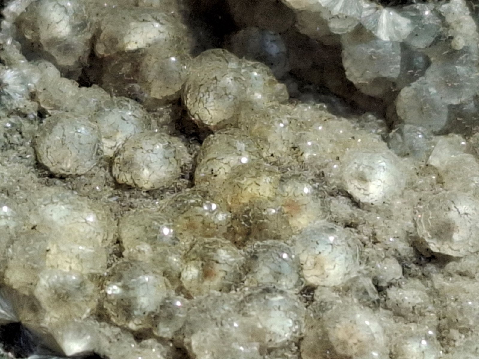 Stilbite-(Ca) (variety puflerite)
5,5 x 5 cm
(Autor: Volkmar Stingl)