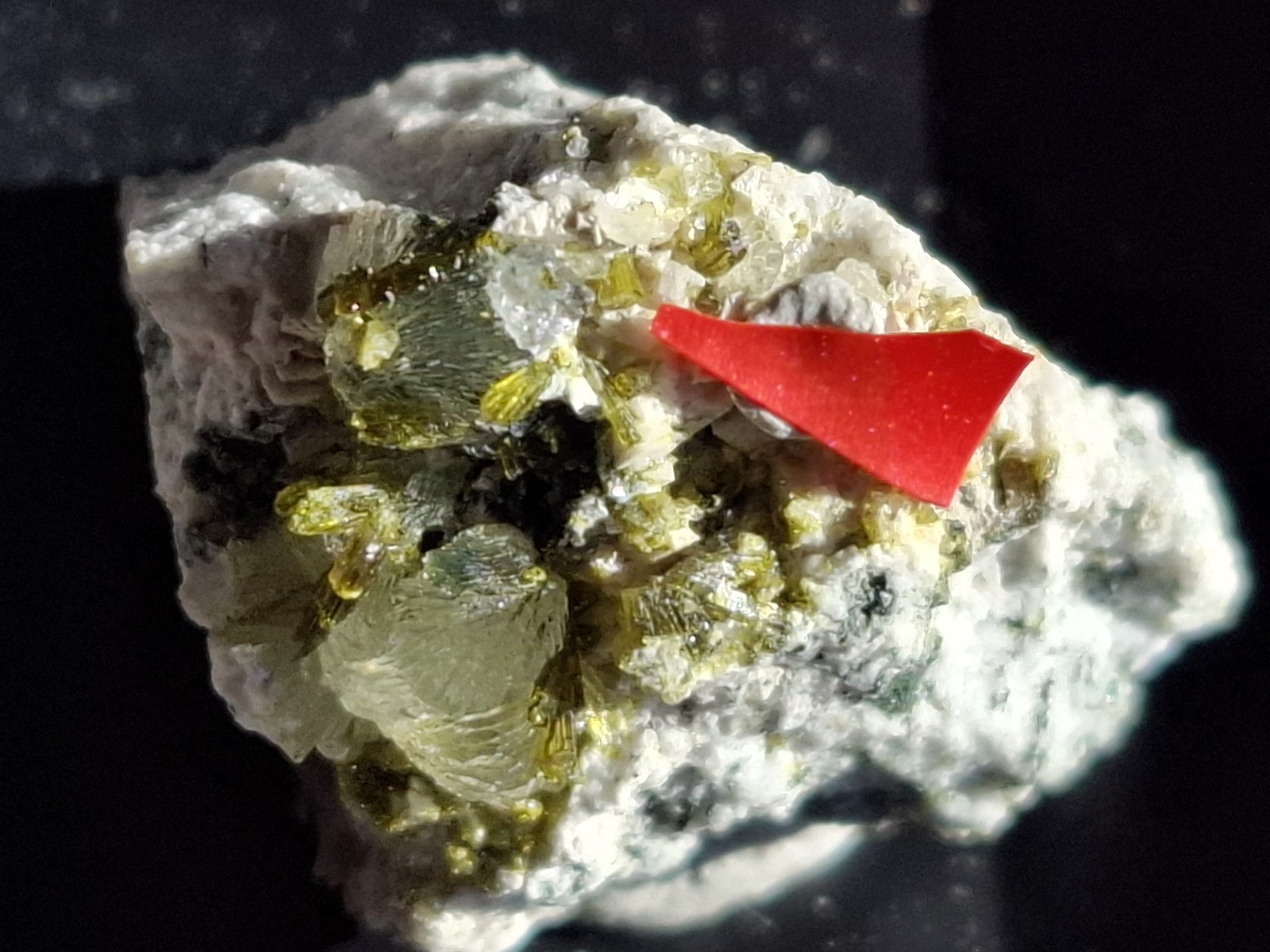 Prehnite, Epidote, Fluorite
2,5 x 2 cm
(Autor: Volkmar Stingl)