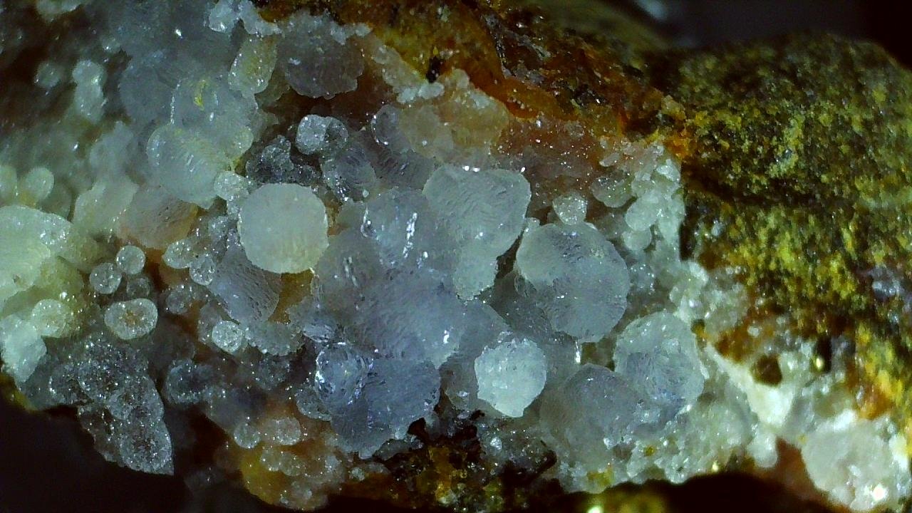 Hydrotalcite, Phillipsite
1,8 x 0,9 cm
(Autor: Volkmar Stingl)