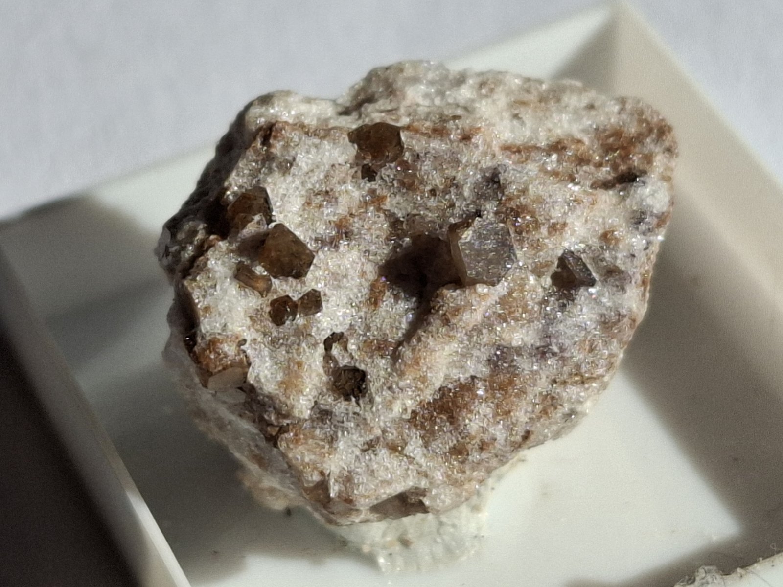 Zunyite
2 x 1,5 cm
(Autor: Volkmar Stingl)