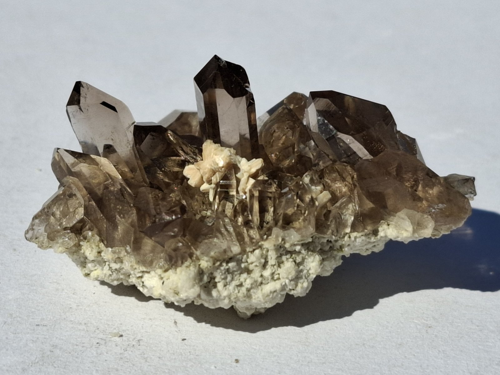 Quartz (variety smoky quartz), Stilbite
4,5 x 4 cm
(Autor: Volkmar Stingl)