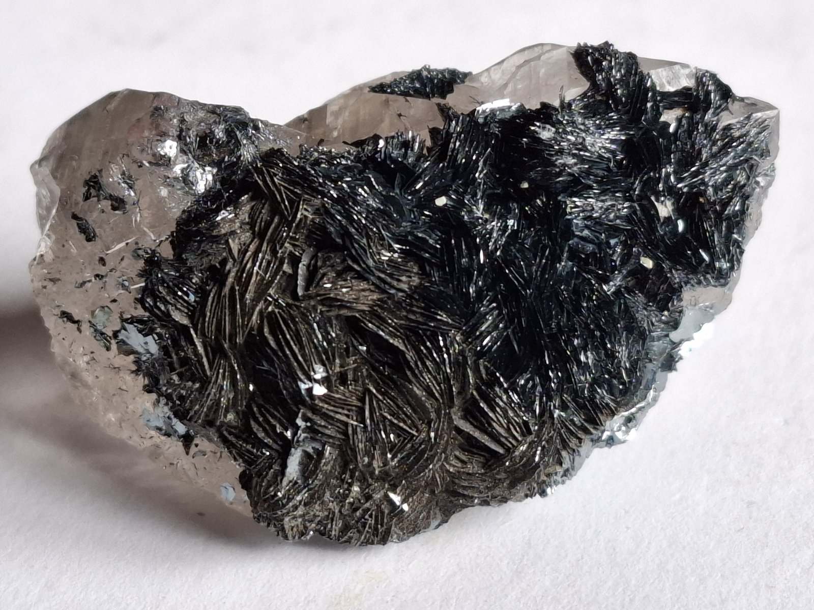 Quartz (variety smoky quartz), Hematite
4 x 3 cm
(Autor: Volkmar Stingl)