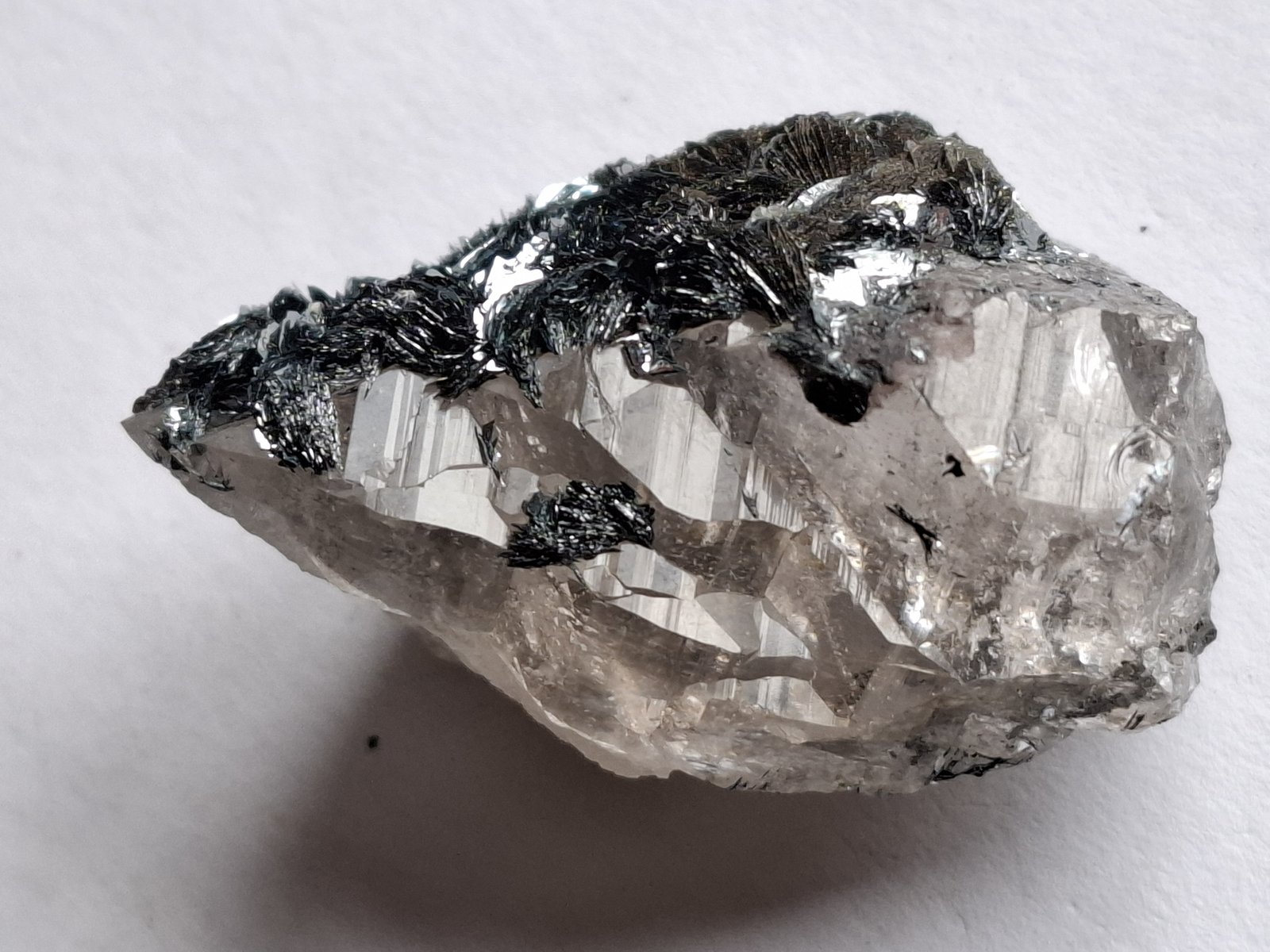 Quartz (variety smoky quartz), Hematite
4 x 3 cm
(Autor: Volkmar Stingl)