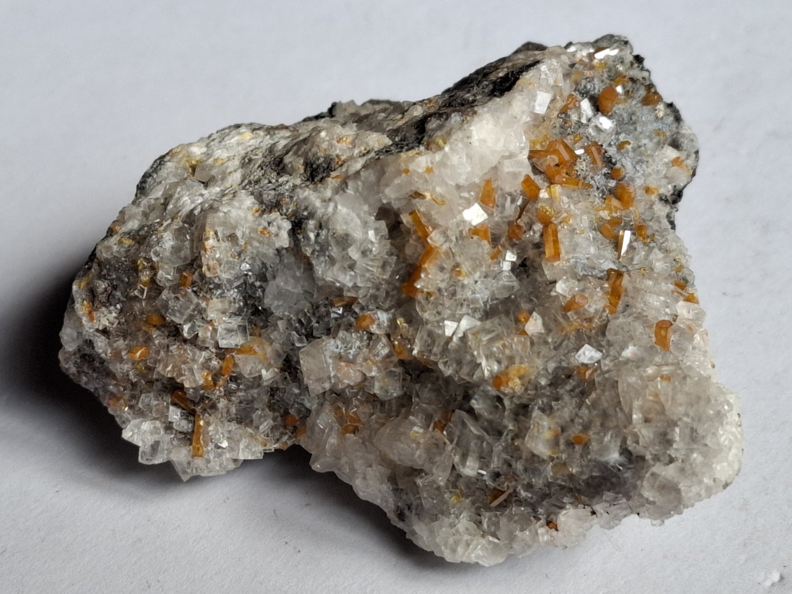 Vanadinite, Calcite
6 x 5,5 cm
(Autor: Volkmar Stingl)