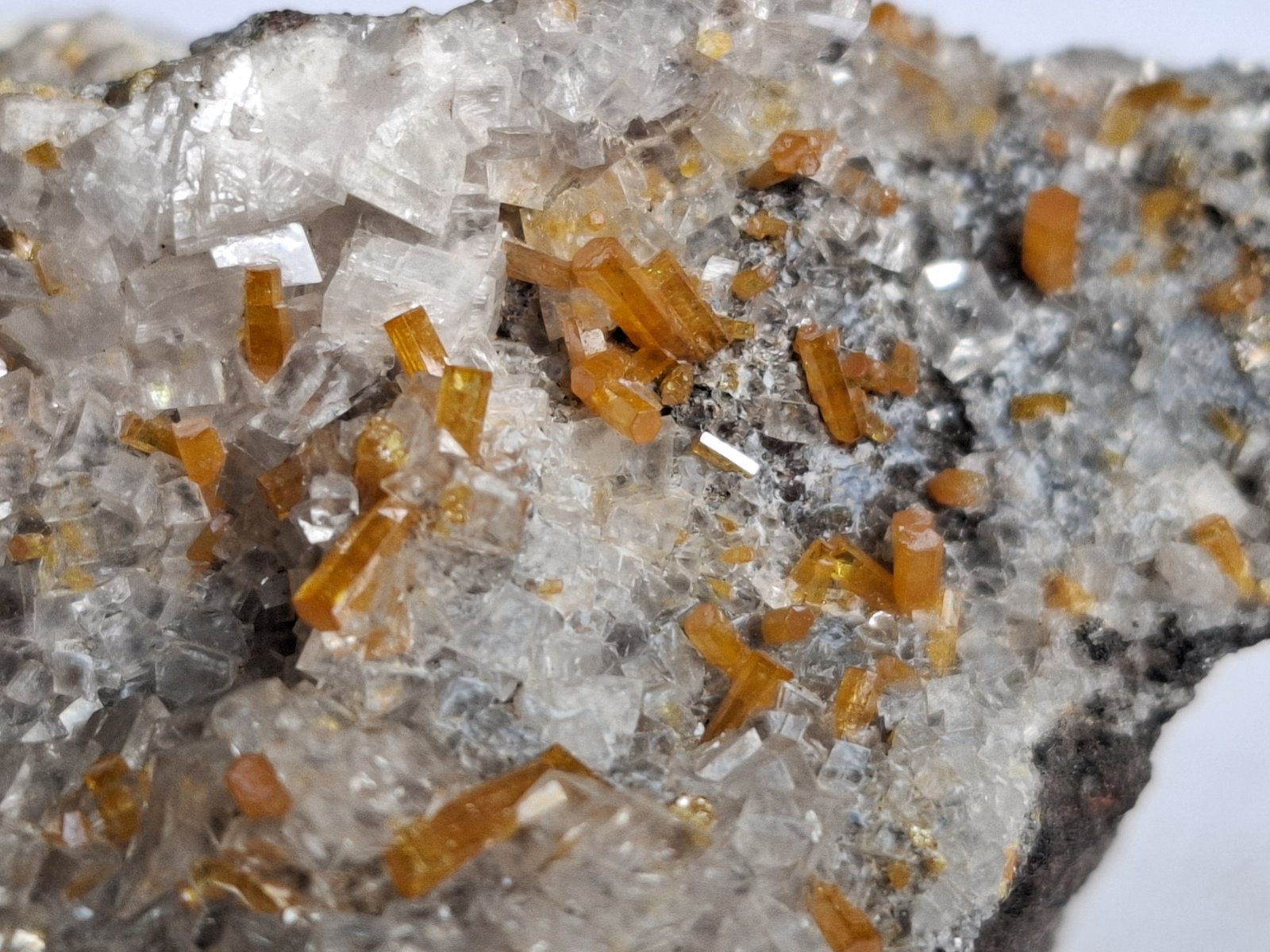 Vanadinite, Calcite
6 x 5,5 cm
(Autor: Volkmar Stingl)