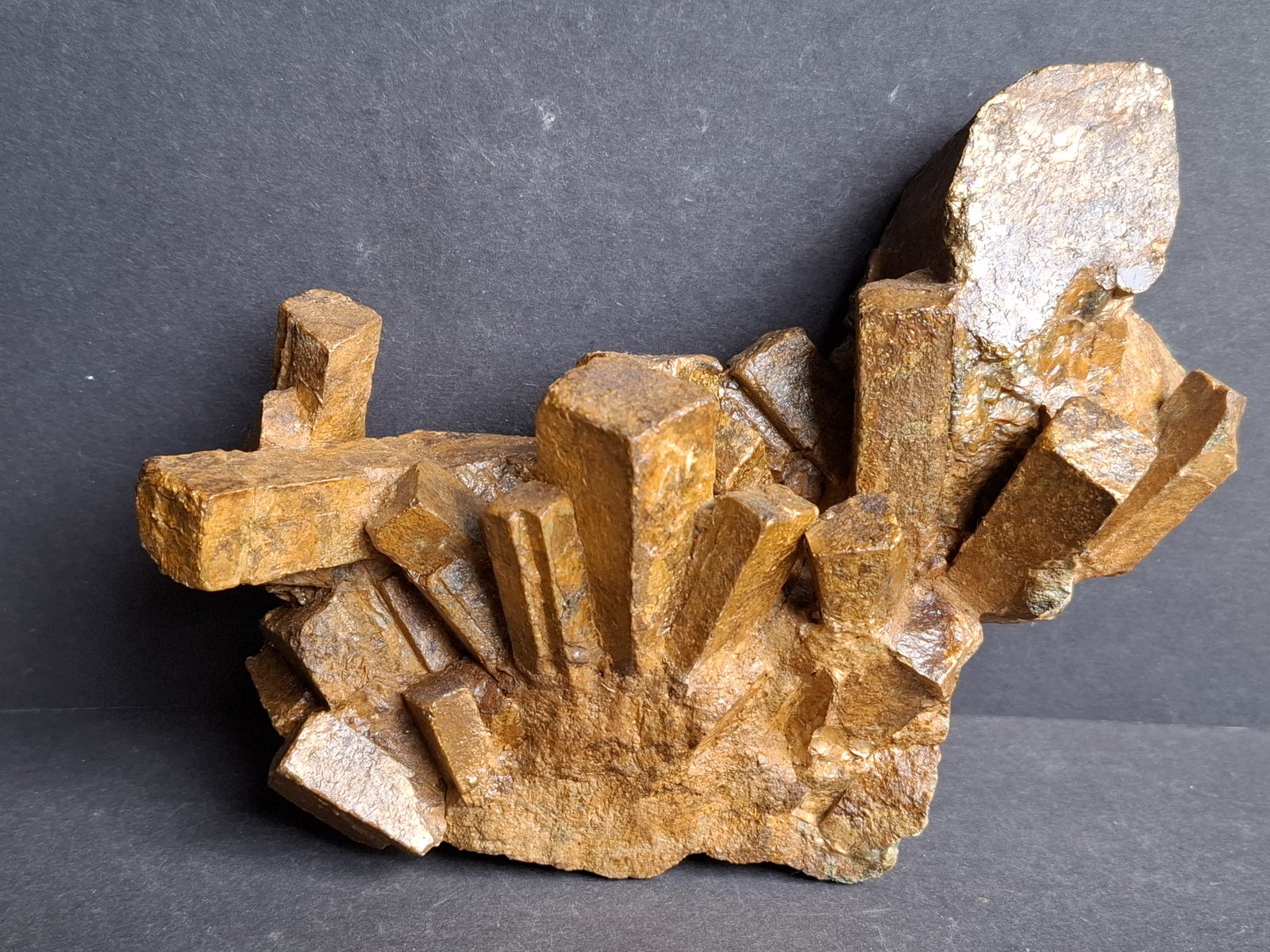 Andalusite and Cordierite (both variety pinite)
19 x 13,5 x 7 cm
(Autor: Volkmar Stingl)