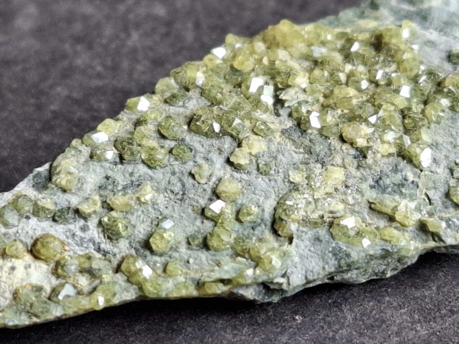 Andradite
5 x 2 cm
(Autor: Volkmar Stingl)