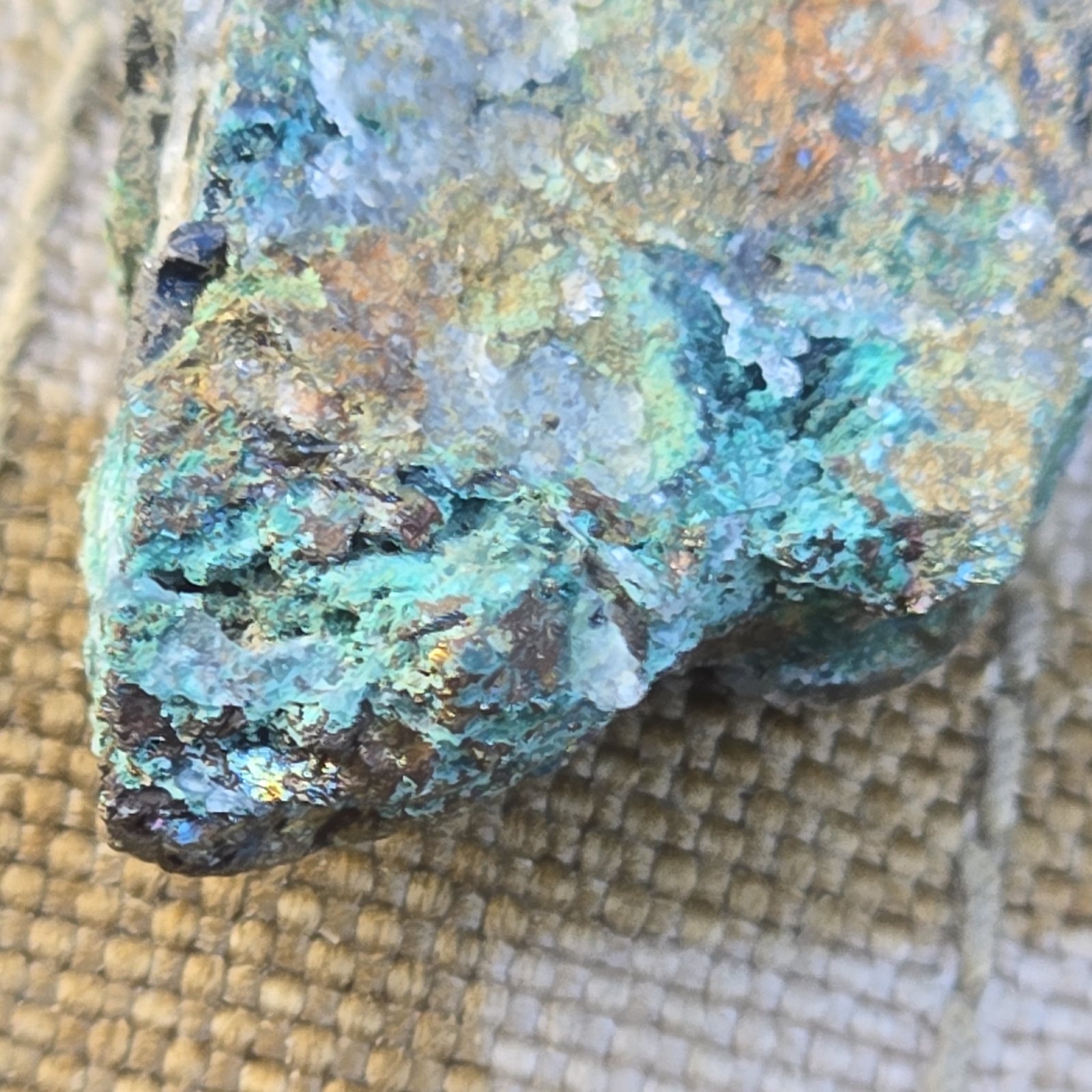 Crysoocolla, arsenopyrite
2cm
(Autor: Forrestblyth)