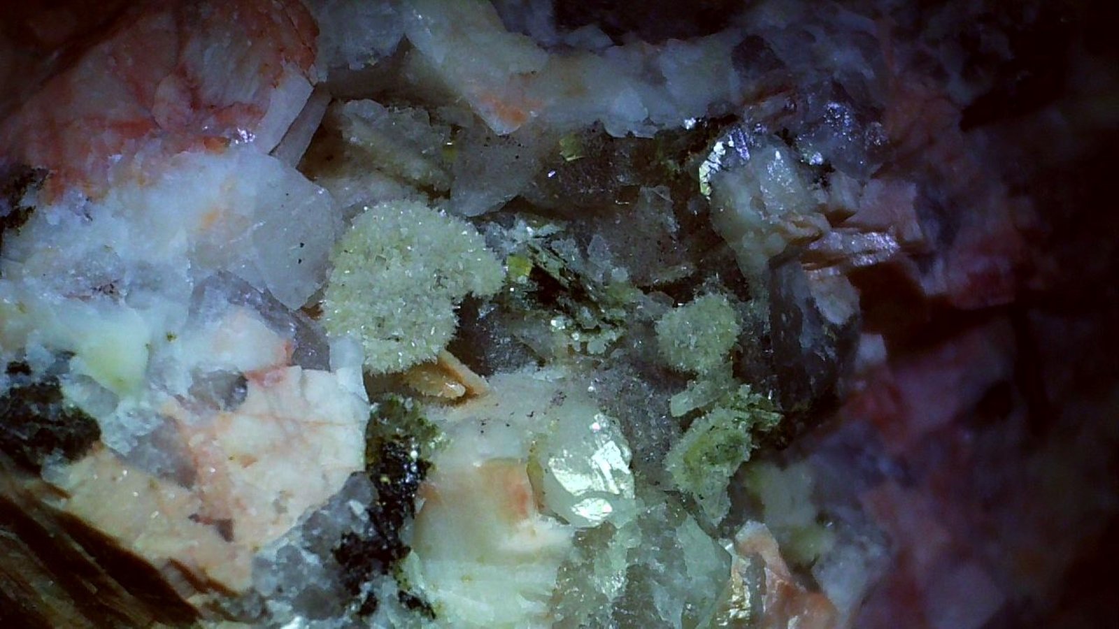 Bavenite, Chabazite-Ca
FoV ca. 2 x 1 cm
(Autor: Volkmar Stingl)
