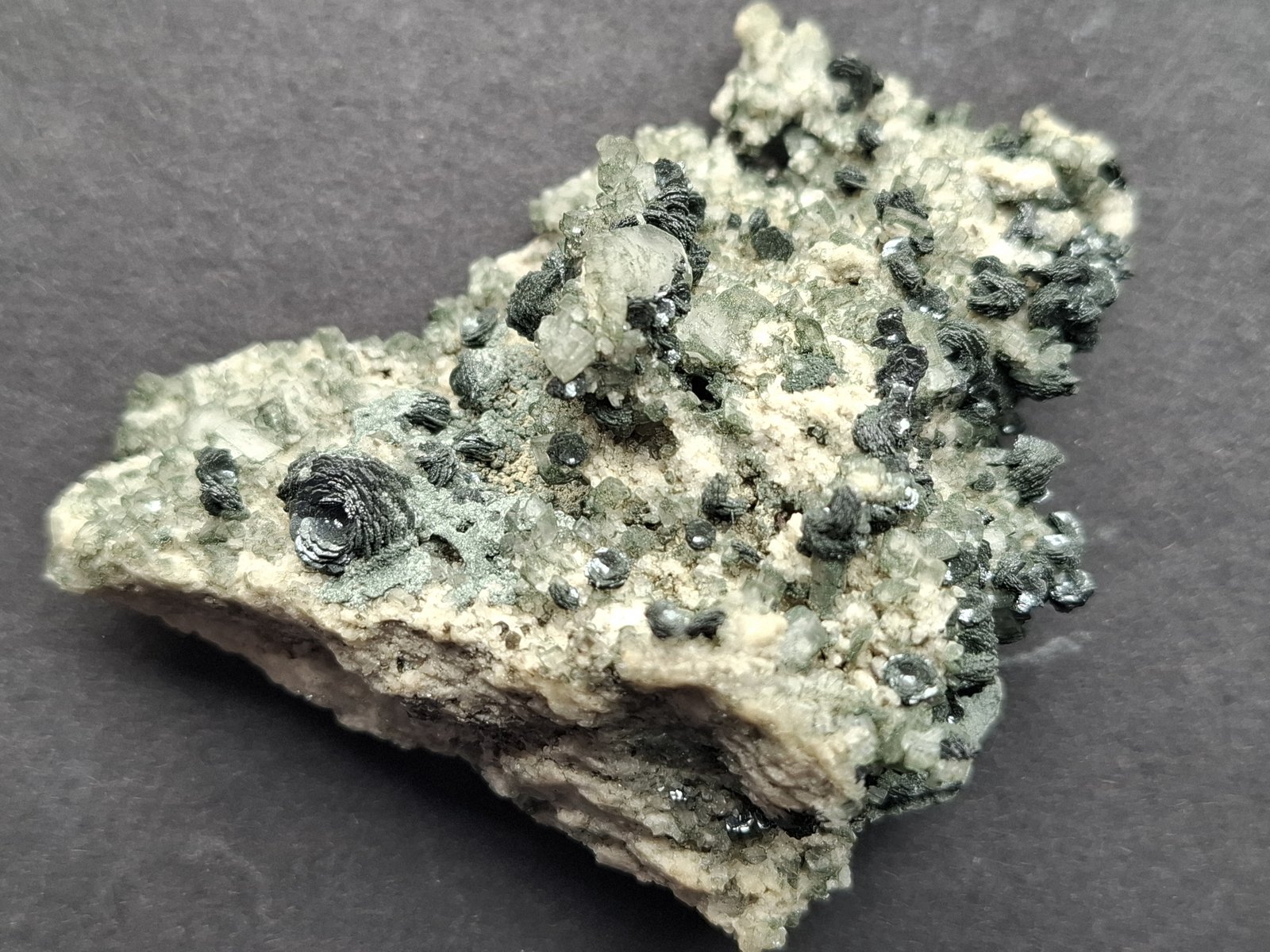 Hematite, Orthoclase (variety adularia)
9 x 8 cm
(Autor: Volkmar Stingl)