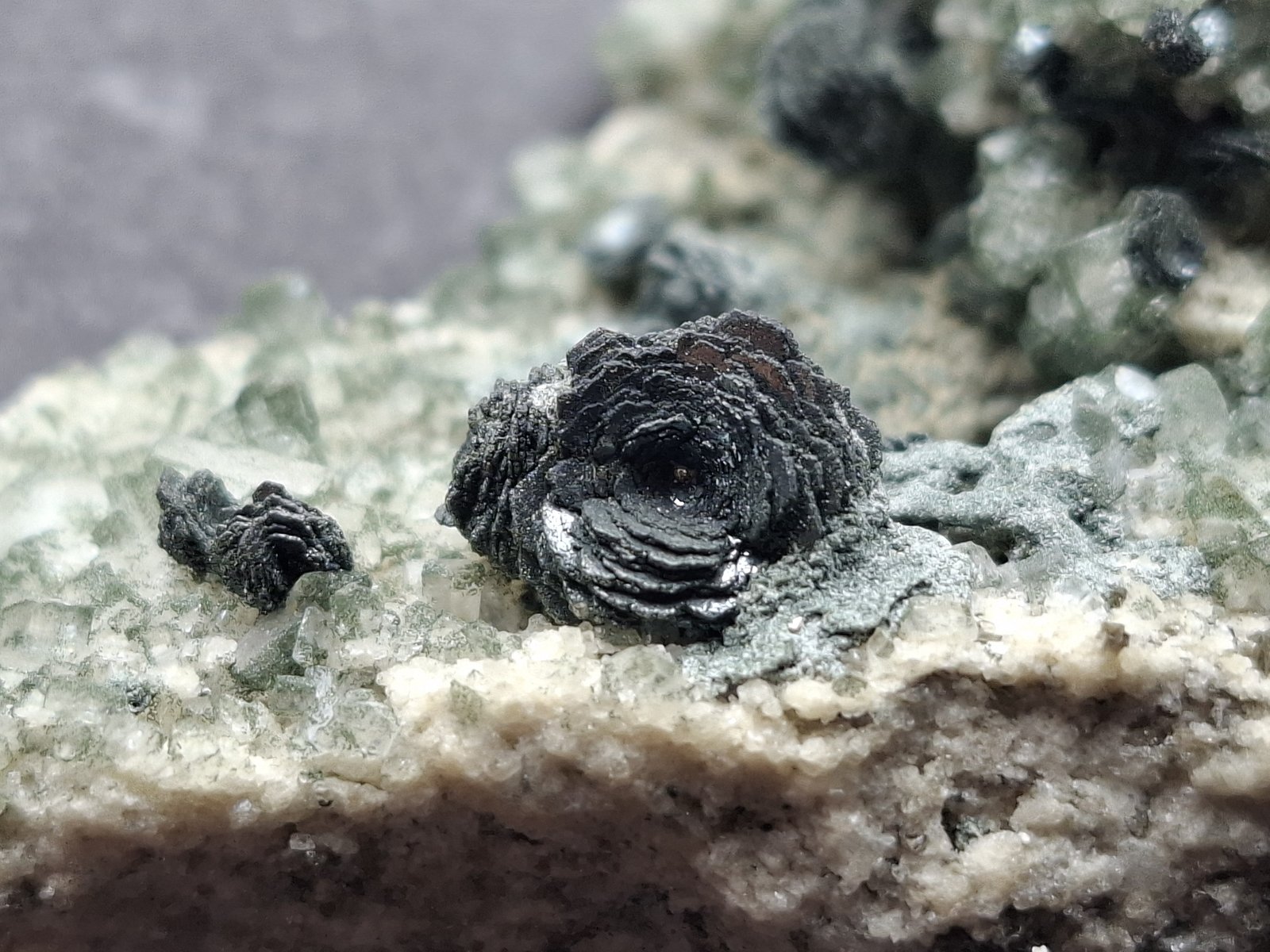 Hematite, Orthoclase (variety adularia)
9 x 8 cm
(Autor: Volkmar Stingl)