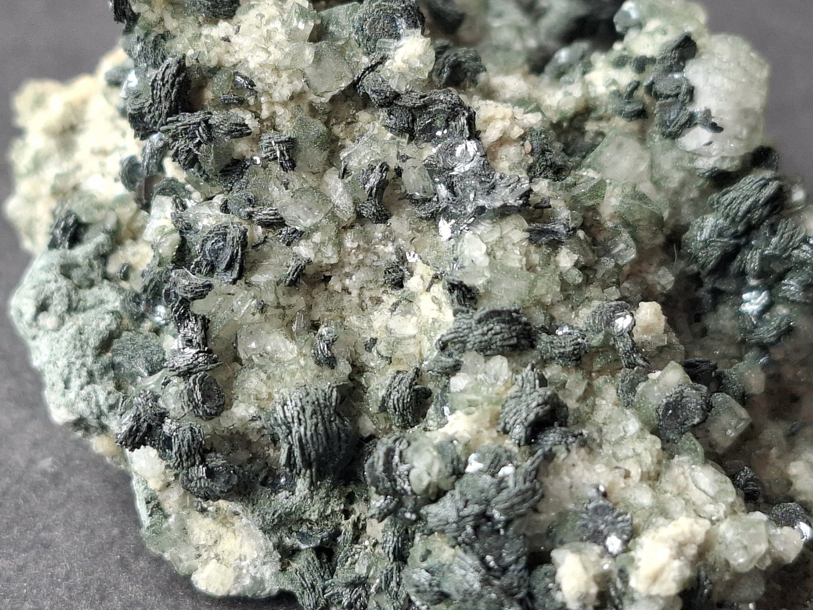Hematite, Orthoclase (variety adularia)
9 x 8 cm
(Autor: Volkmar Stingl)