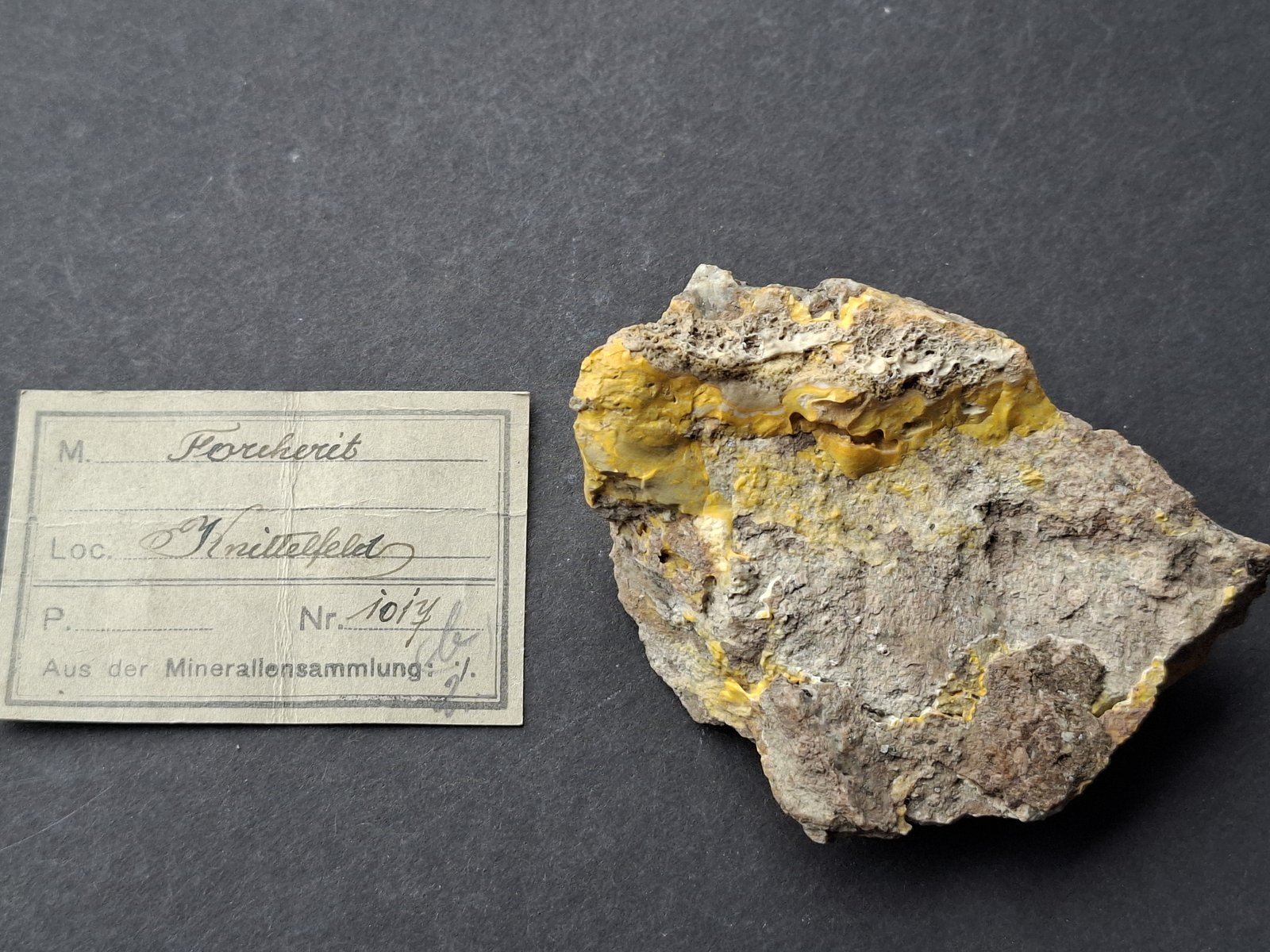 Opal with Orpiment inclusions (variety forcherite)
8,5 x 6 cm
(Autor: Volkmar Stingl)