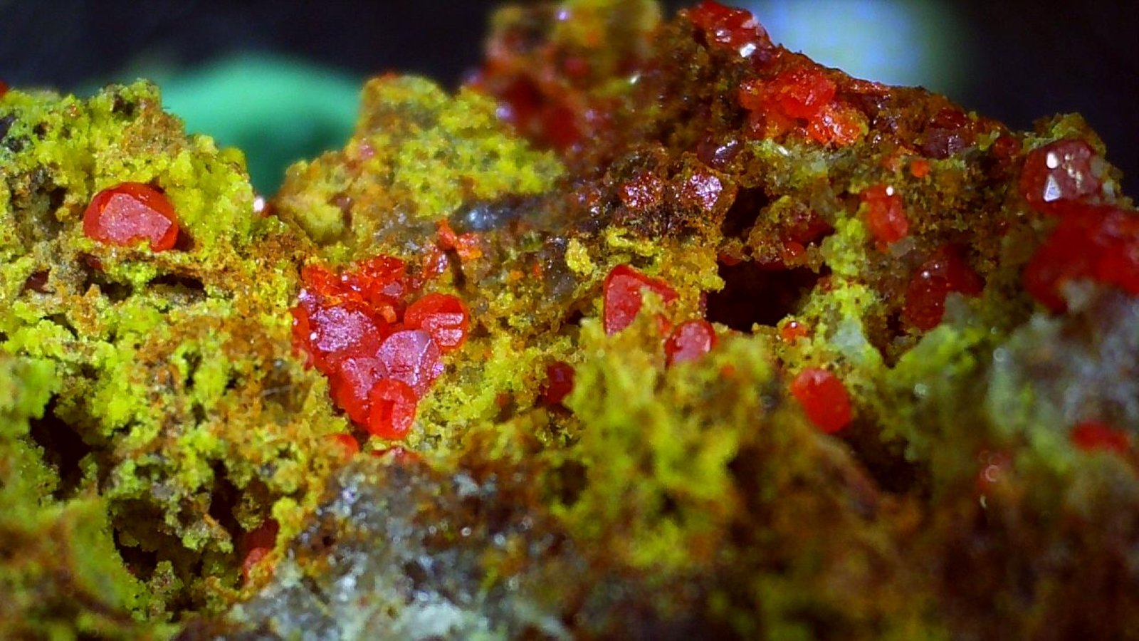 Wulfenite, Pyromorphite
ca. 1 cm wide
(Autor: Volkmar Stingl)