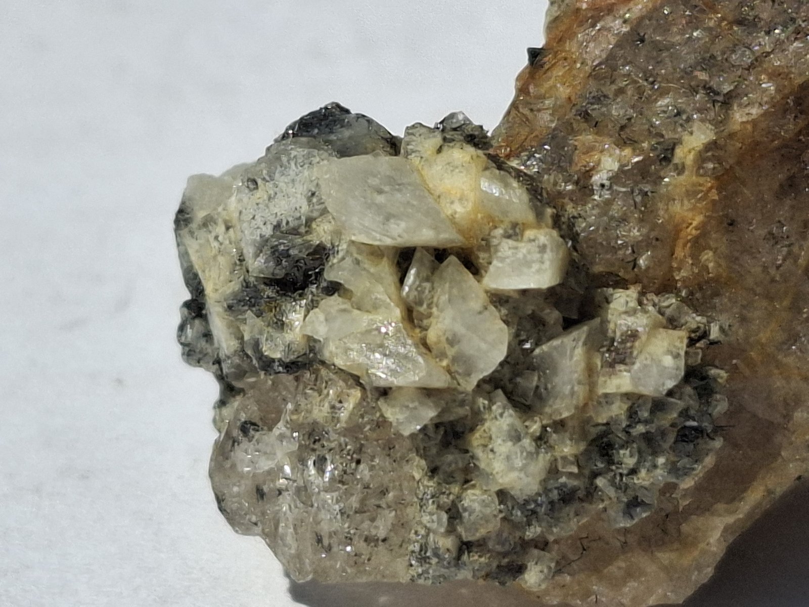 Quartz, Orthoclase (variety adularia), Rutile
6 x 3 cm
(Autor: Volkmar Stingl)